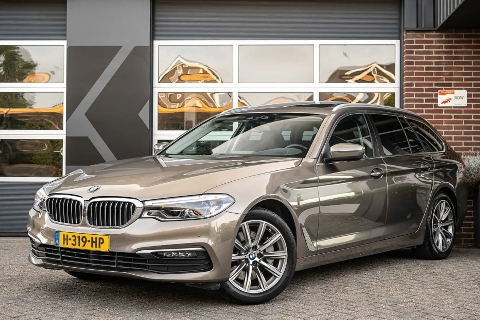 BMW 530 530i xDrive High Executive | Panorama | Leder | Ap Grijs - 1