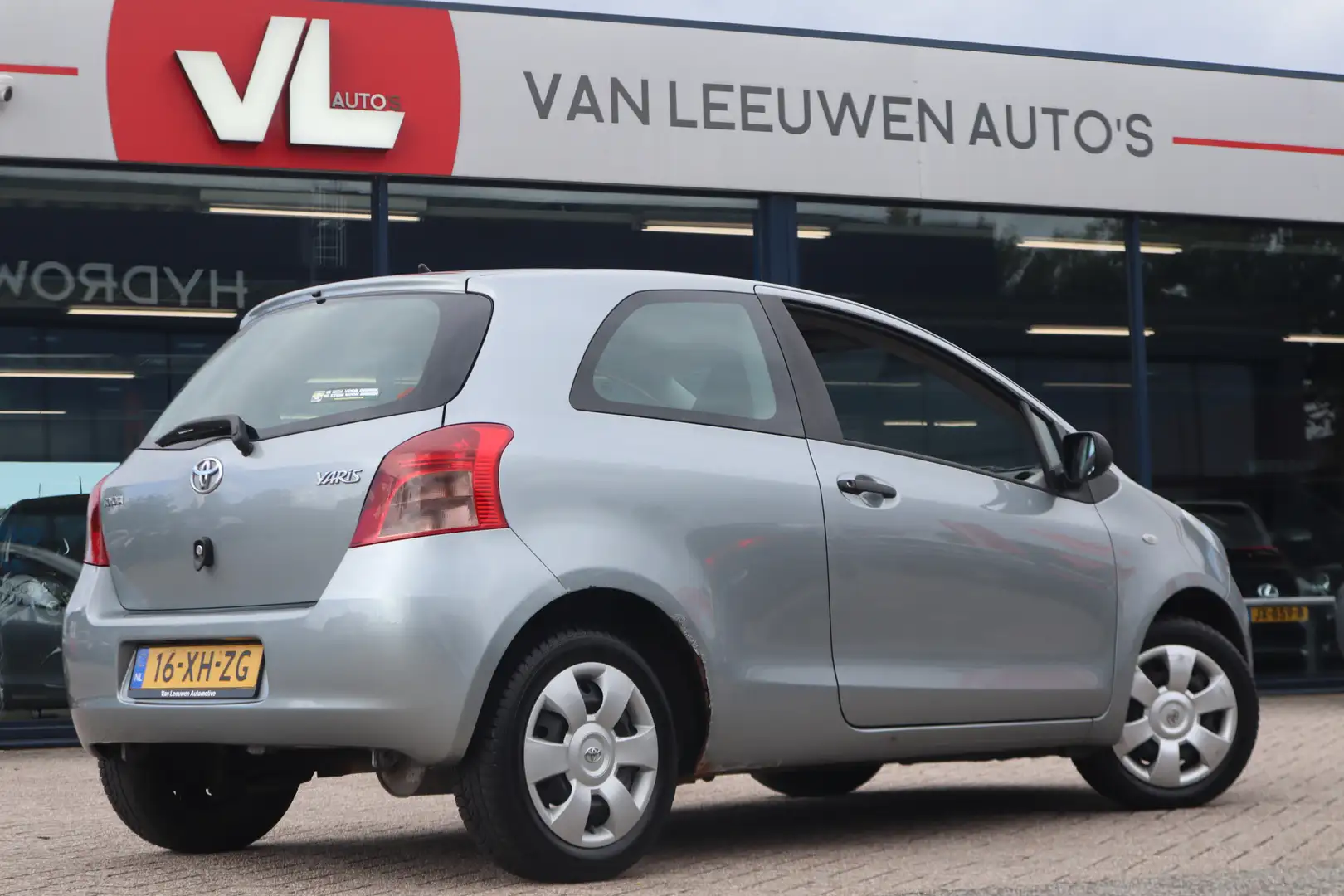 Toyota Yaris 1.0 VVTi Terra | Zuinig Rijden | Radio CD | Grijs - 2