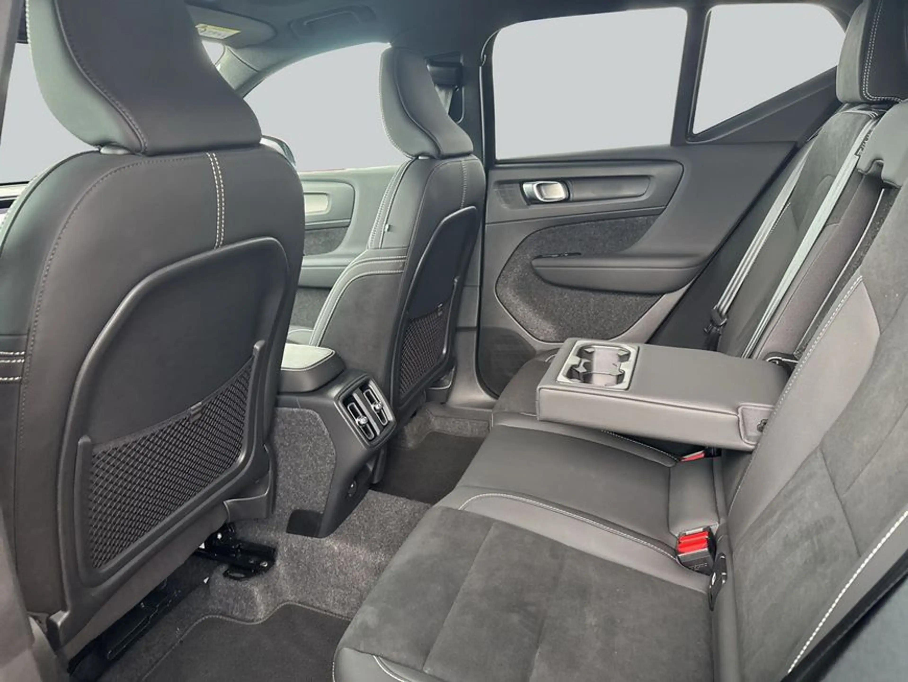 Volvo XC40 XC40 B3 B DKG Plus Black Edition — photo 11