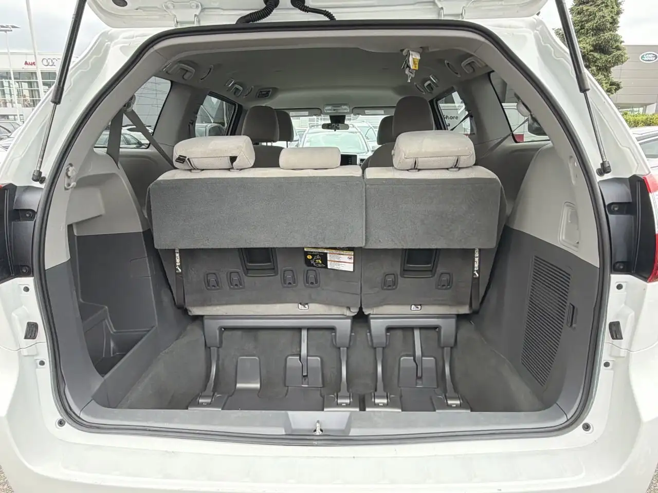 Toyota Sienna снимка Toyota Sienna