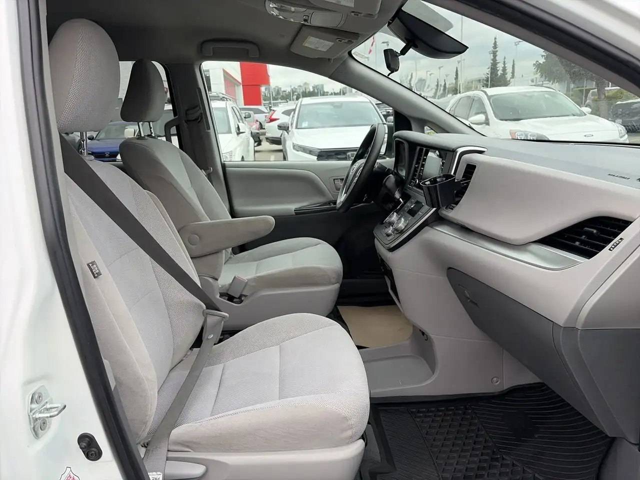 Toyota Sienna снимка Toyota Sienna
