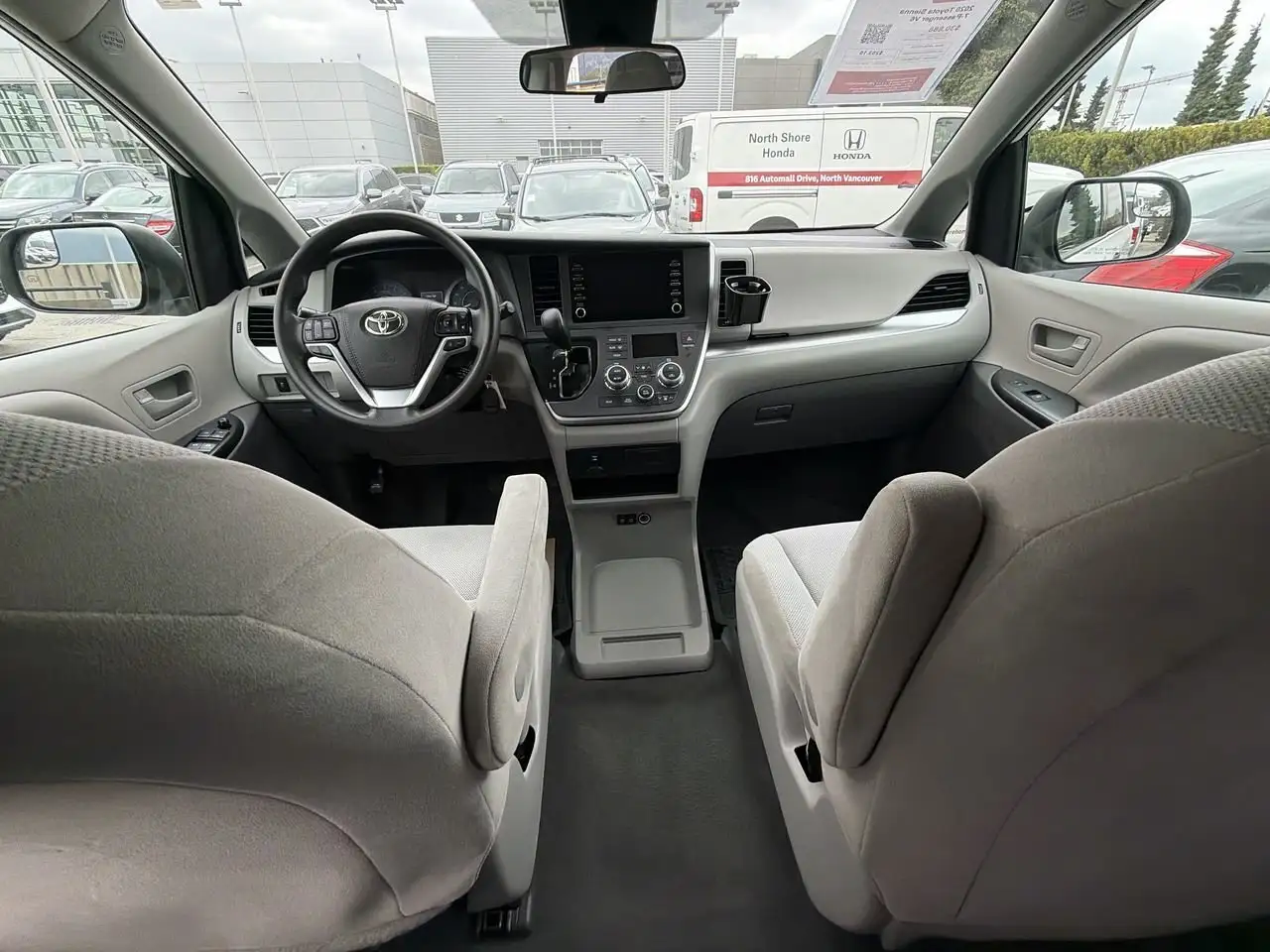 Toyota Sienna снимка Toyota Sienna
