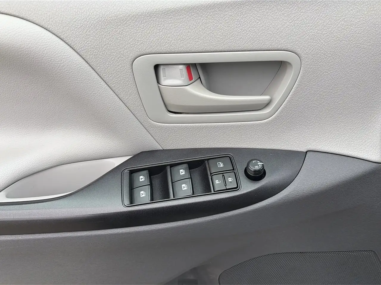 Toyota Sienna снимка Toyota Sienna