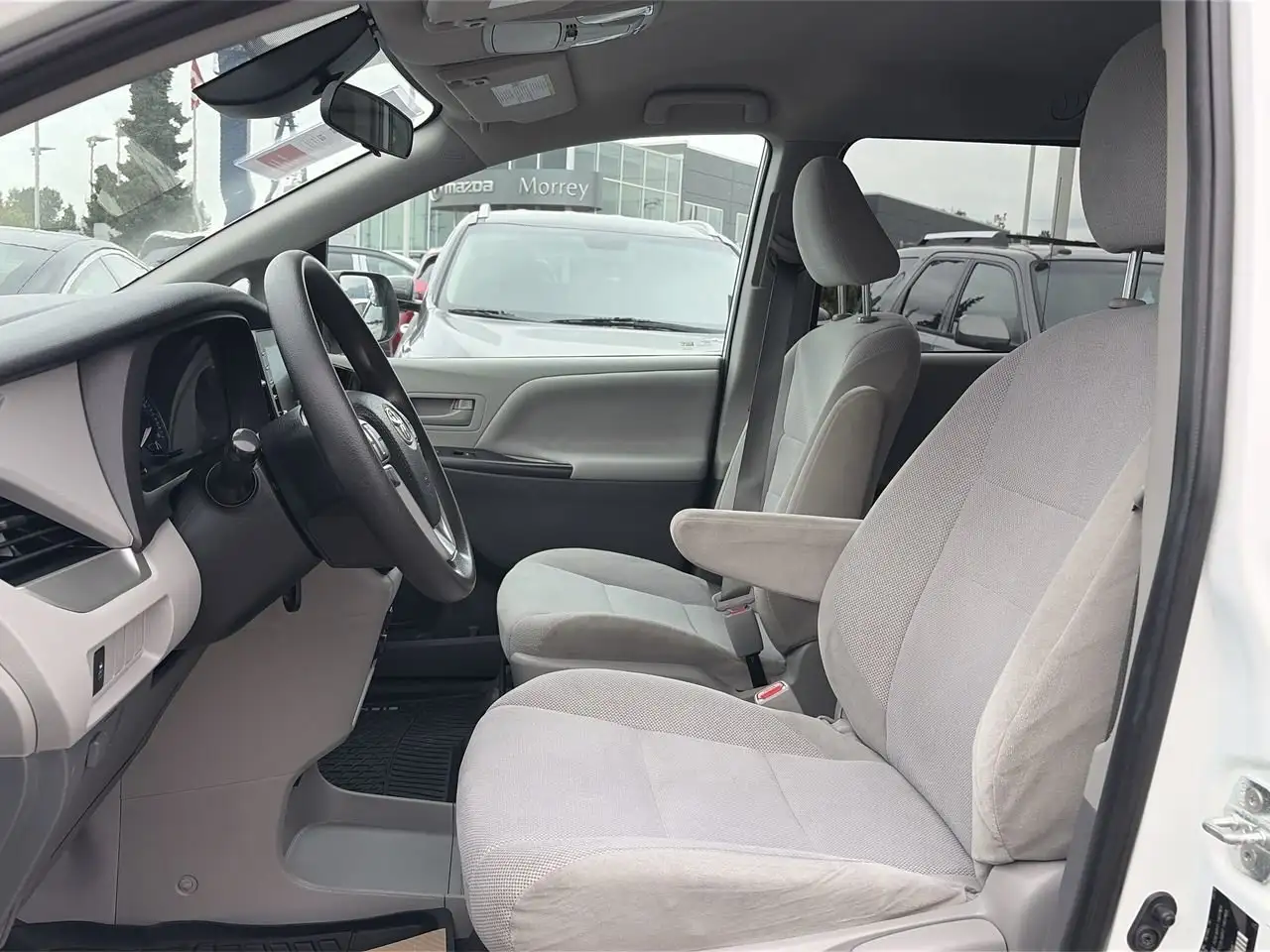 Toyota Sienna снимка Toyota Sienna