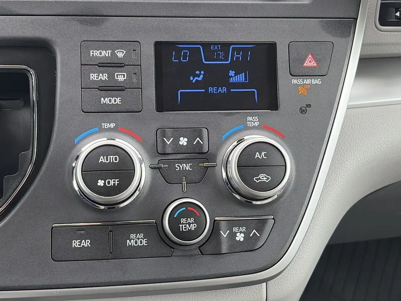 Toyota Sienna снимка Toyota Sienna