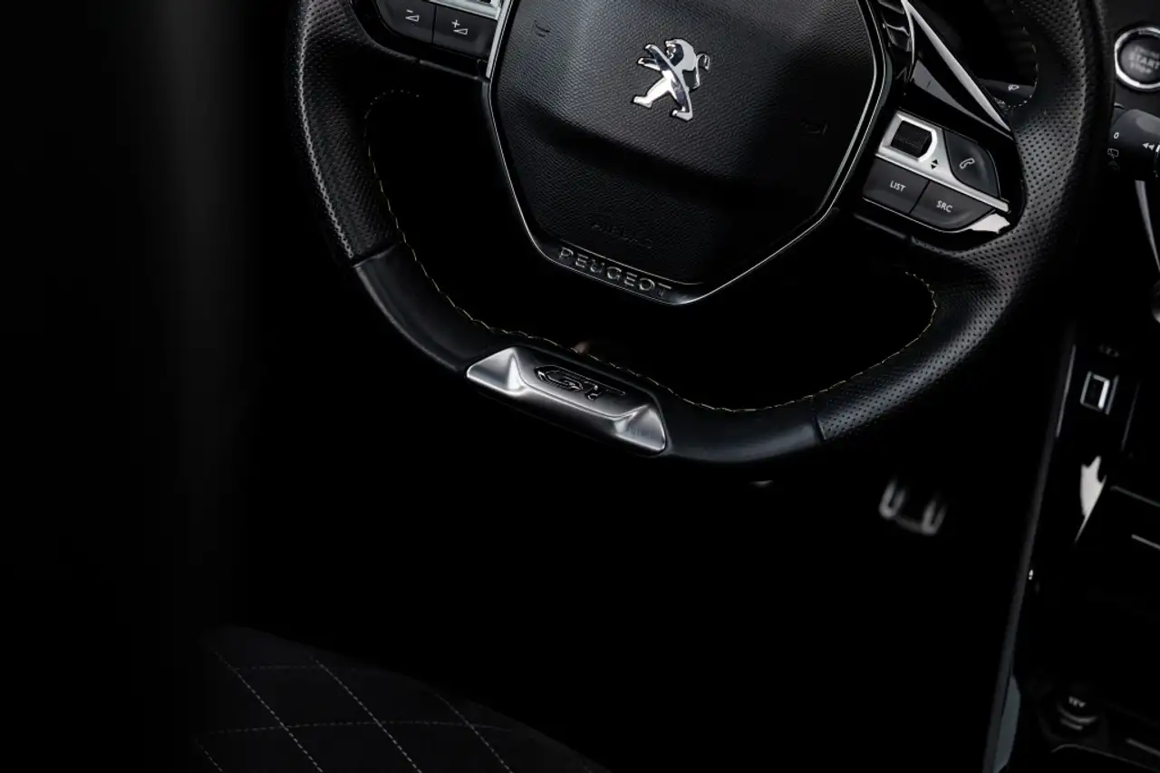 Peugeot 208 1.2 PureTech GT Pack | Pano | CarPlay | Camera | 18