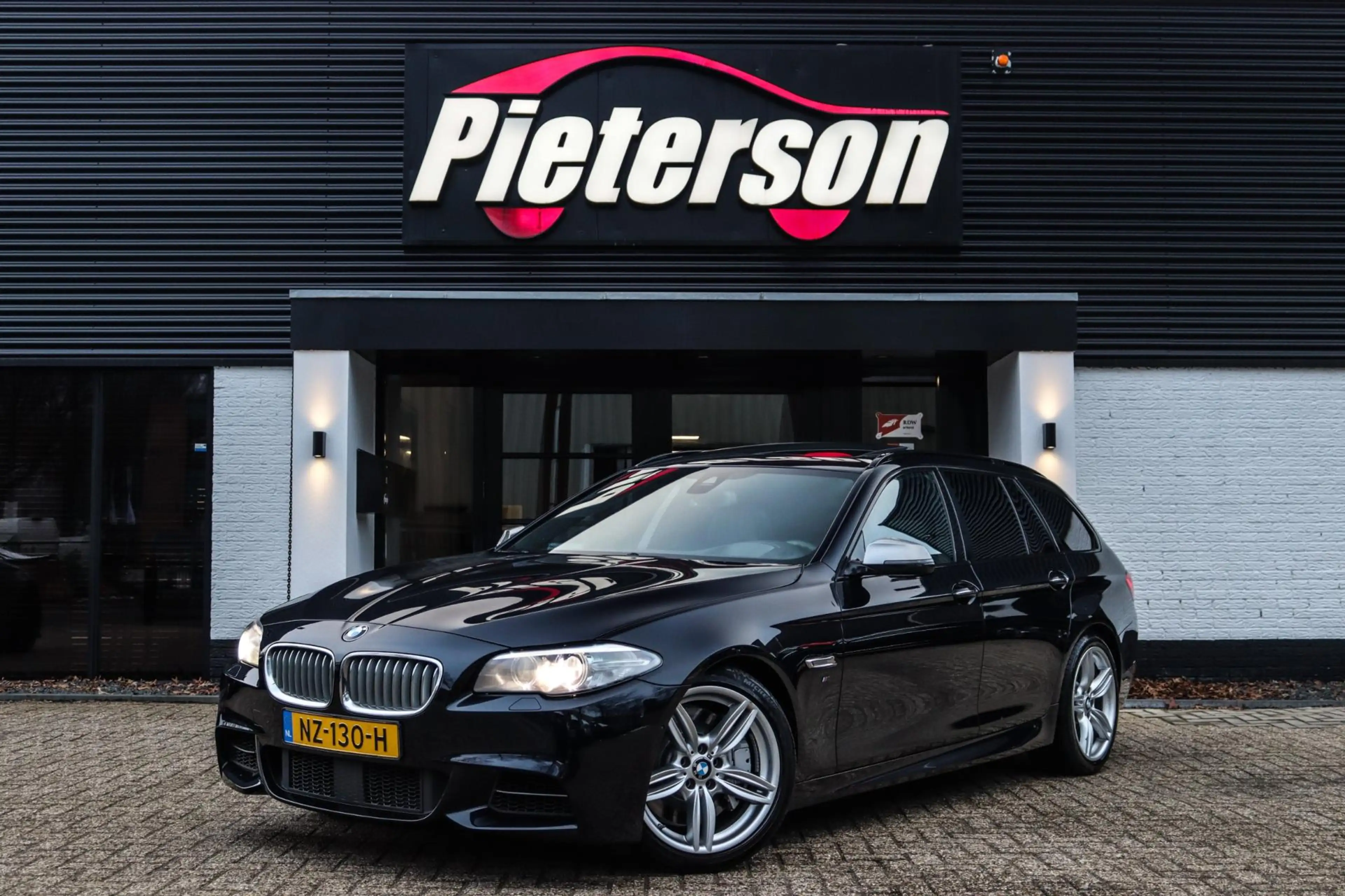 BMW M550 5-serie Touring M550xd LCI DEALER OH PANO ACC 360 — photo 4