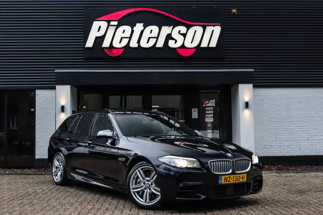 BMW M550 5-serie Touring M550xd LCI DEALER OH PANO ACC 360