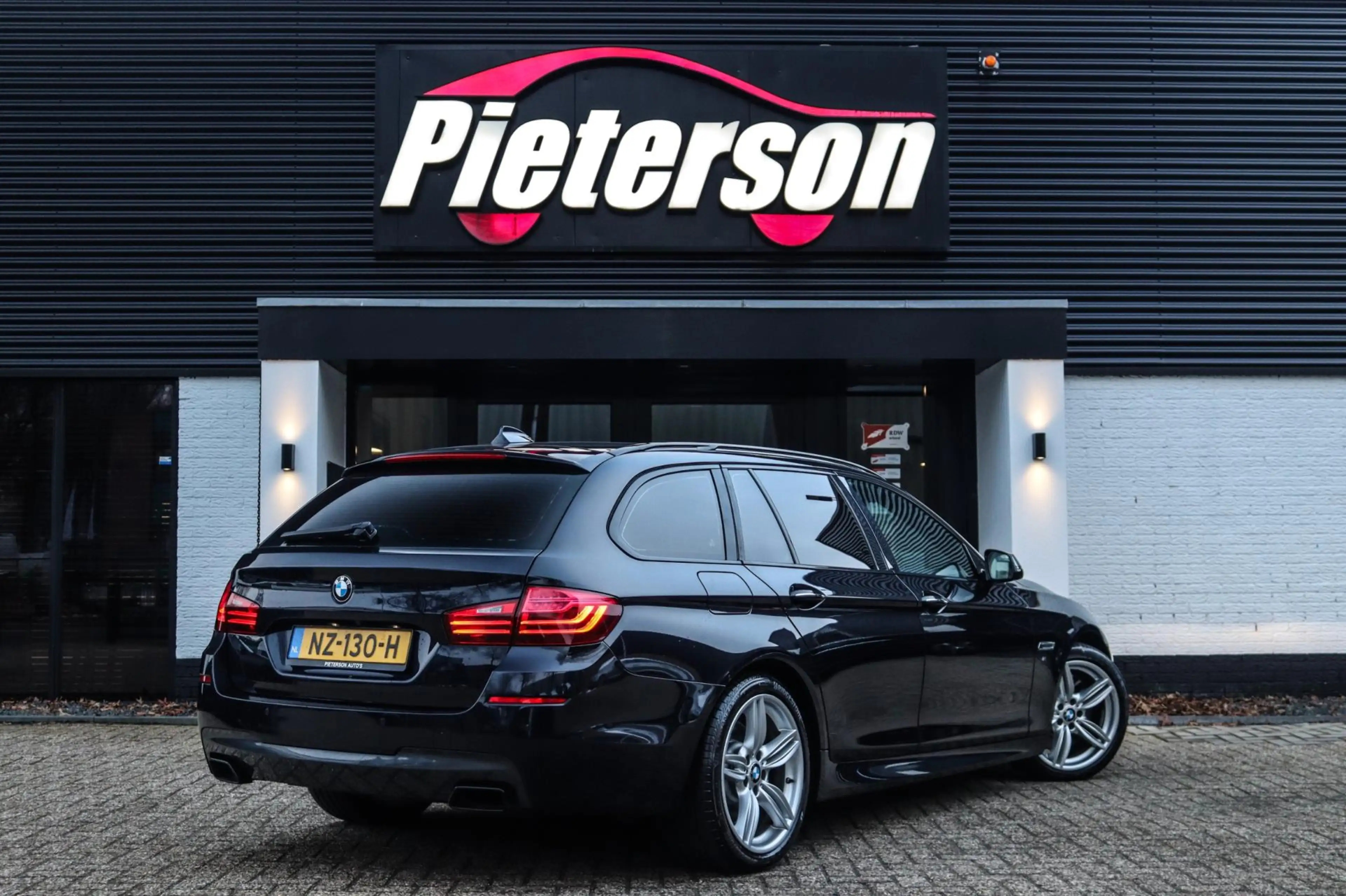 BMW M550 5-serie Touring M550xd LCI DEALER OH PANO ACC 360 — photo 6