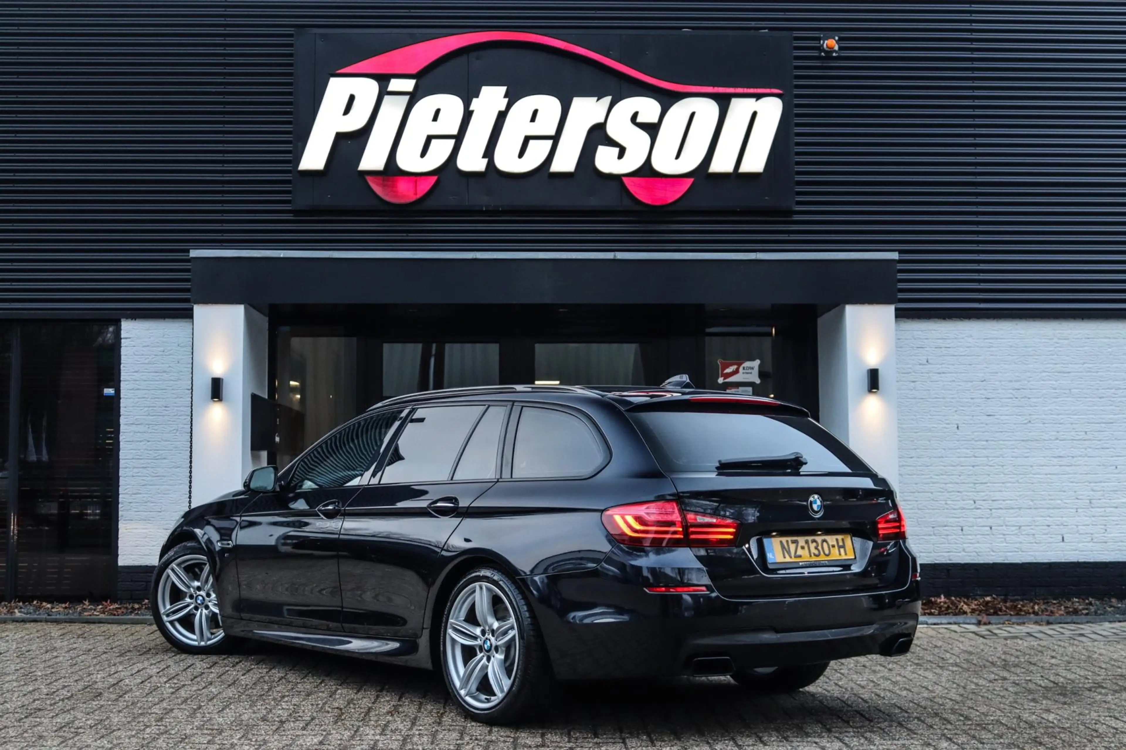 BMW M550 5-serie Touring M550xd LCI DEALER OH PANO ACC 360 — photo 3