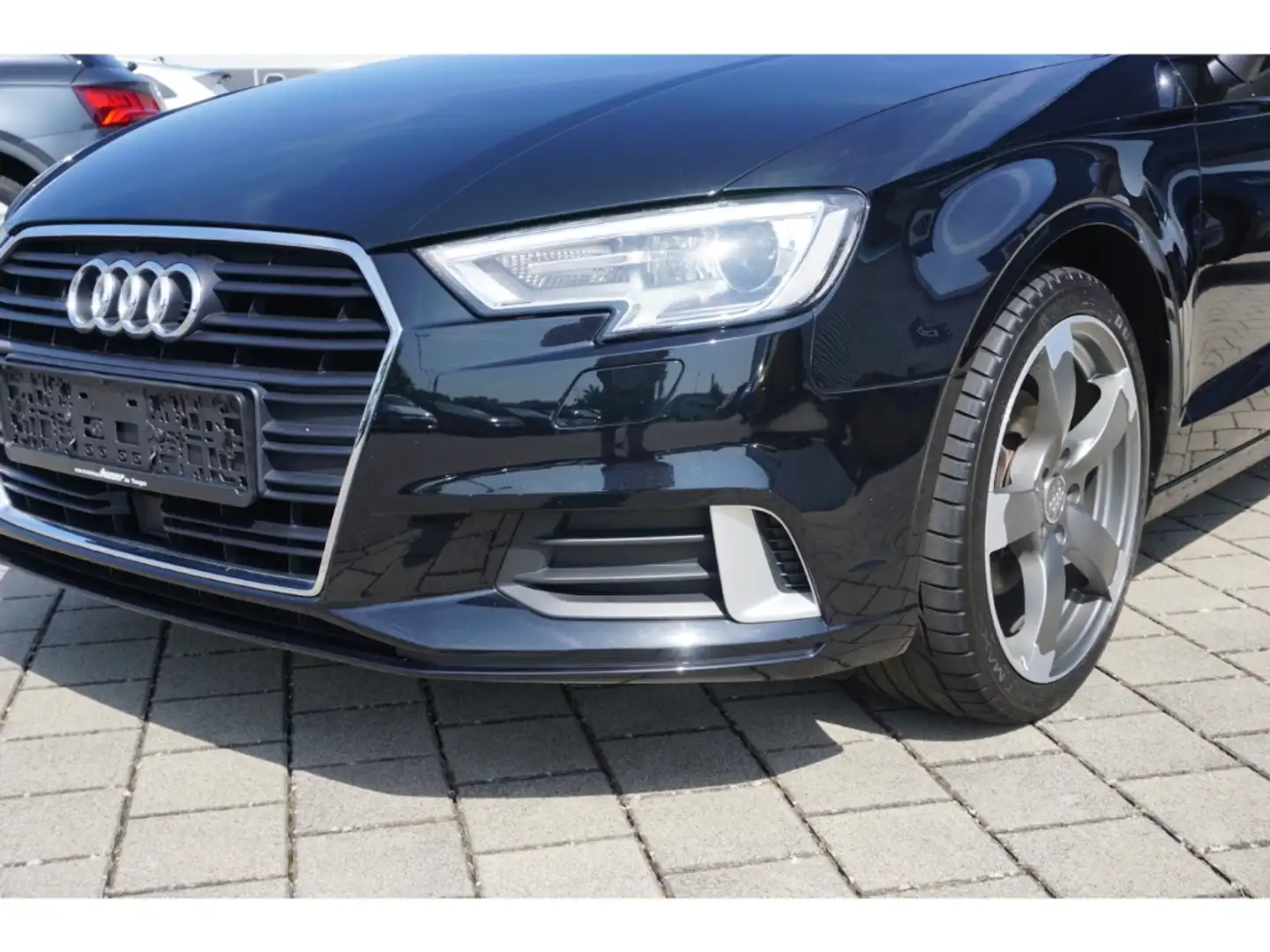 Audi A3 Lim. 1.0 TFSI sport Navi B&O DAB SHZ PDC Klimaaut. Zwart - 2