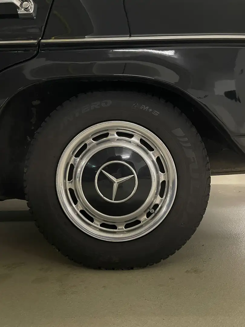 Mercedes-Benz 200 W115 Strich 8 Schwarz - 2