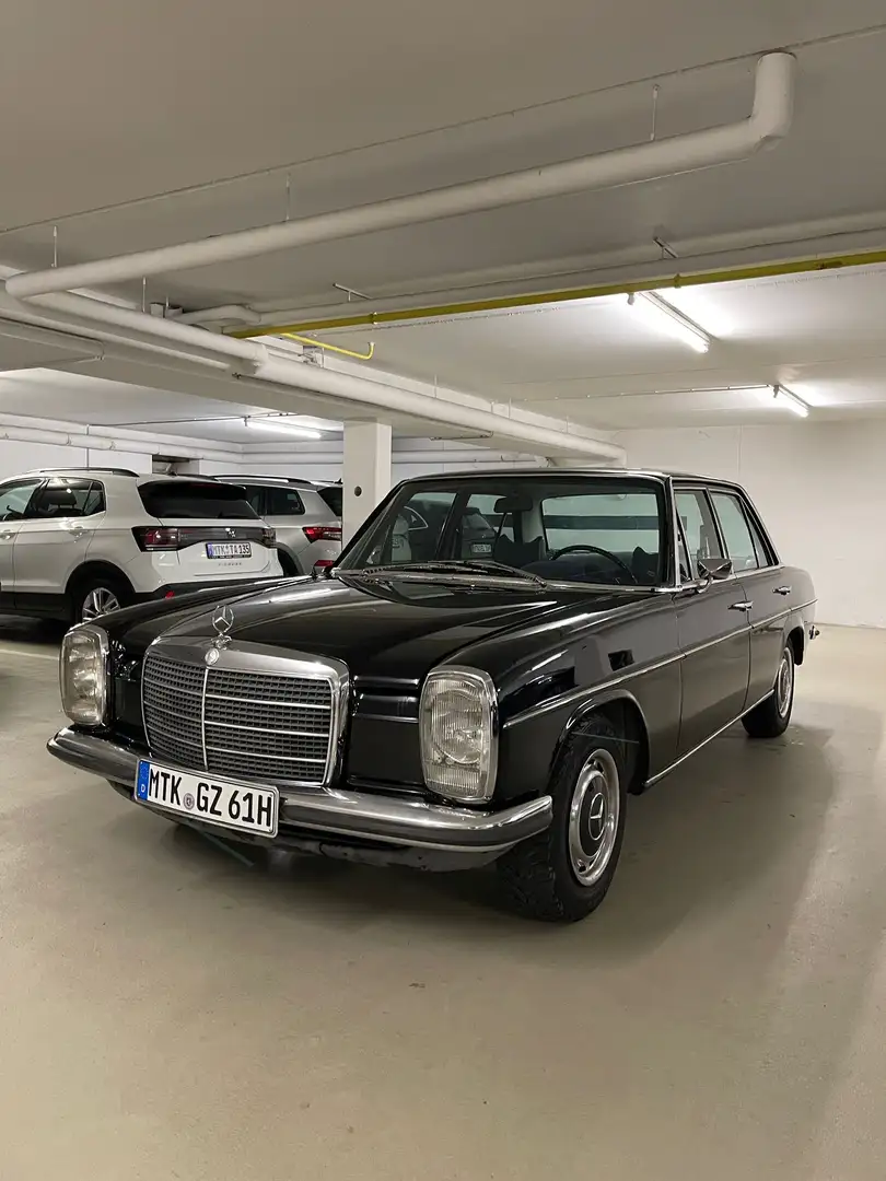Mercedes-Benz 200 W115 Strich 8 Schwarz - 1