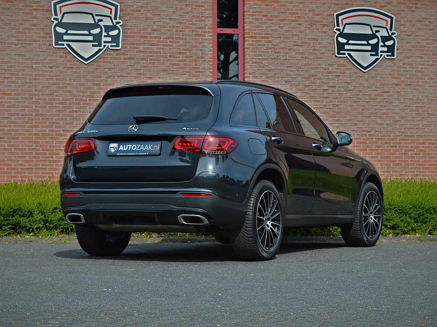 Mercedes-Benz GLC 300 300e 4MATIC AMG Premium Plus Grau - 2