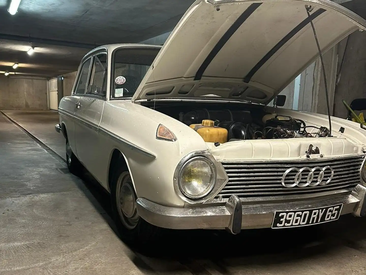 Audi F102 Bílá - 1