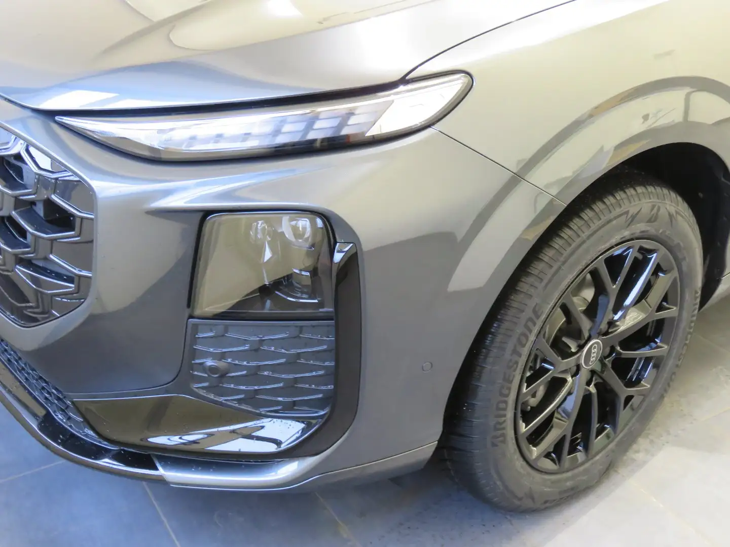 Audi Q3 TFSI 110 kW Grau - 2