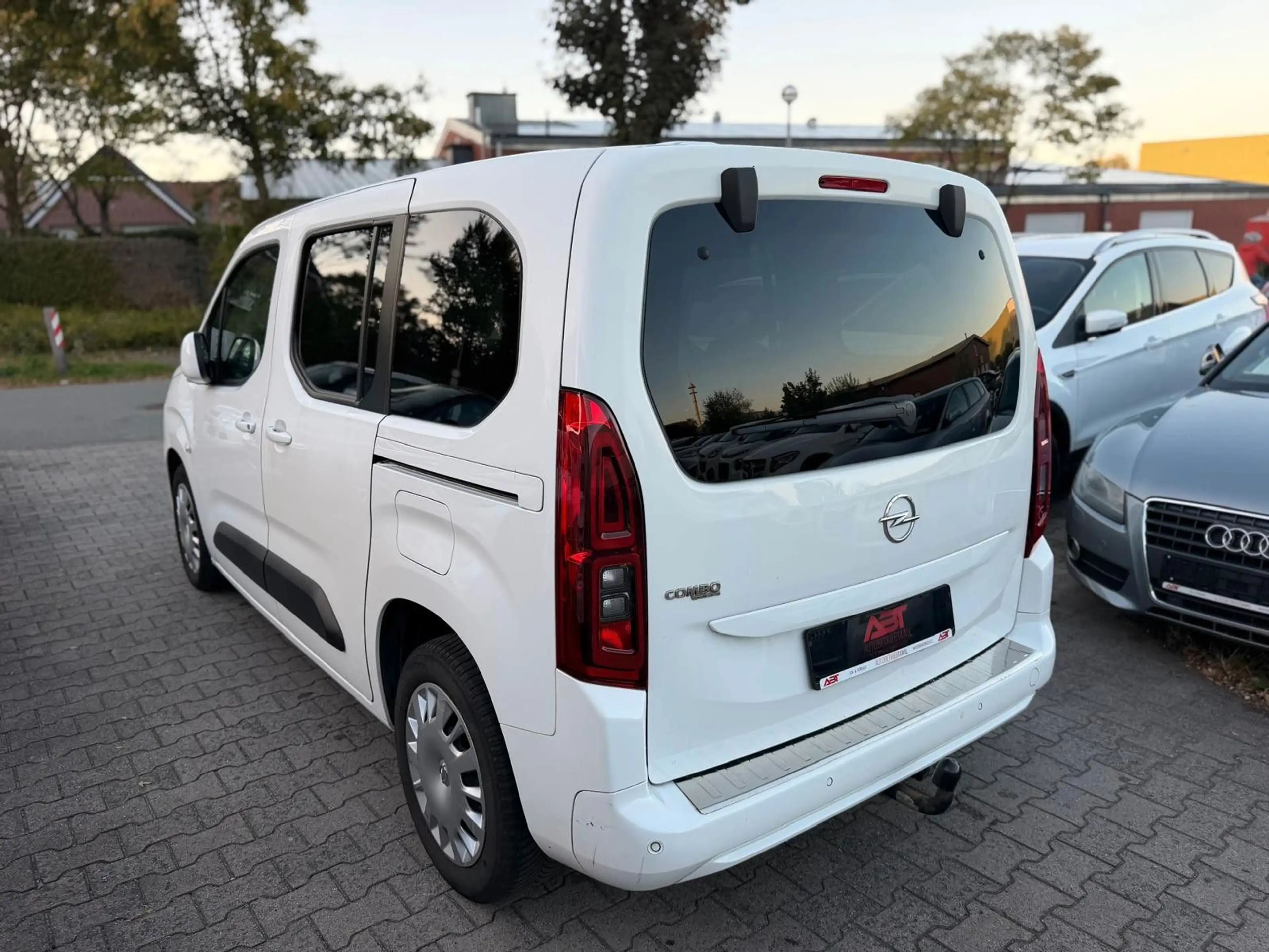 Opel Combo 1.5D, Carplay, Autom., Klima, AHK, SZH, PDC — photo 5