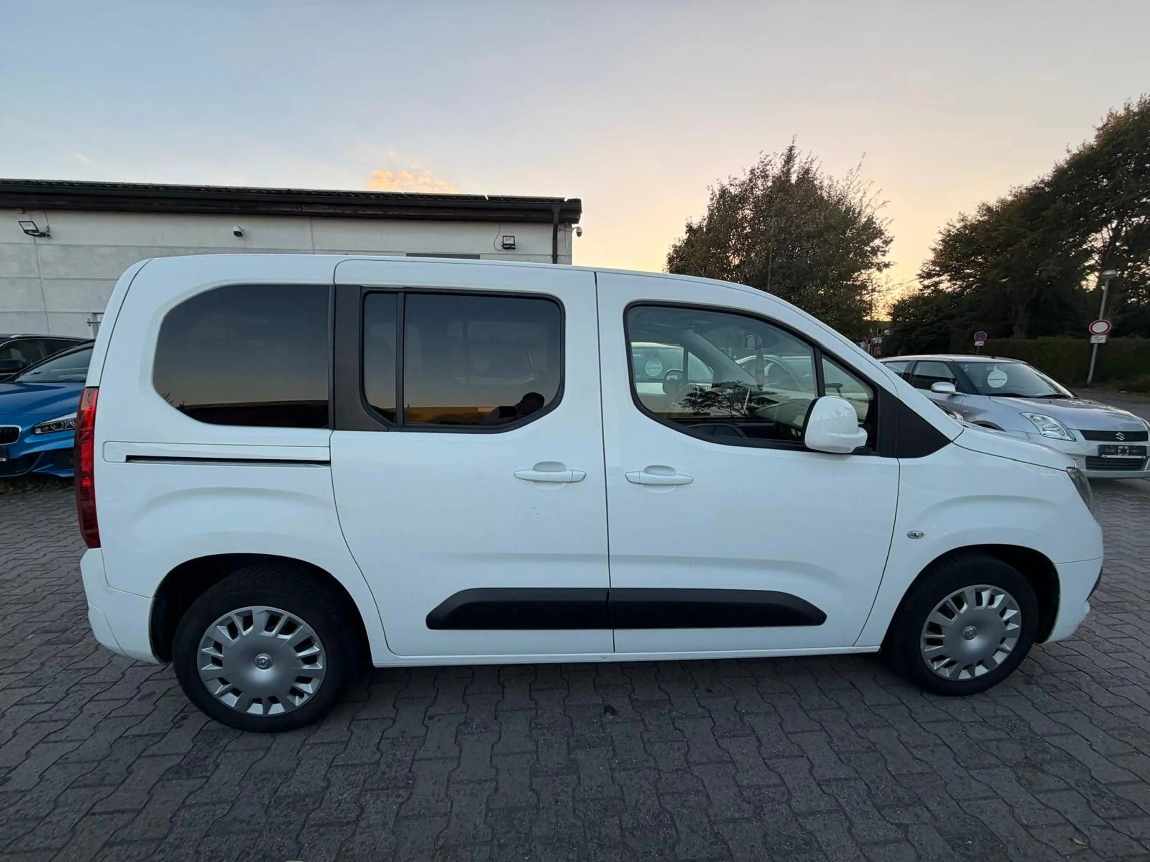 Opel Combo 1.5D, Carplay, Autom., Klima, AHK, SZH, PDC — photo 2