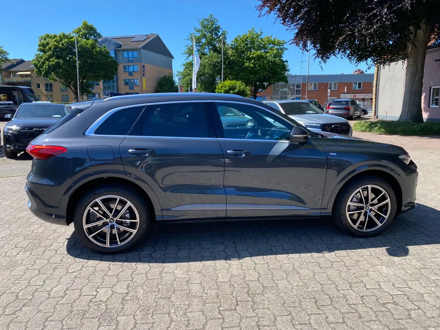 Audi Q5 TDI 150 qu S line Tech Plus AHK Grau - 2