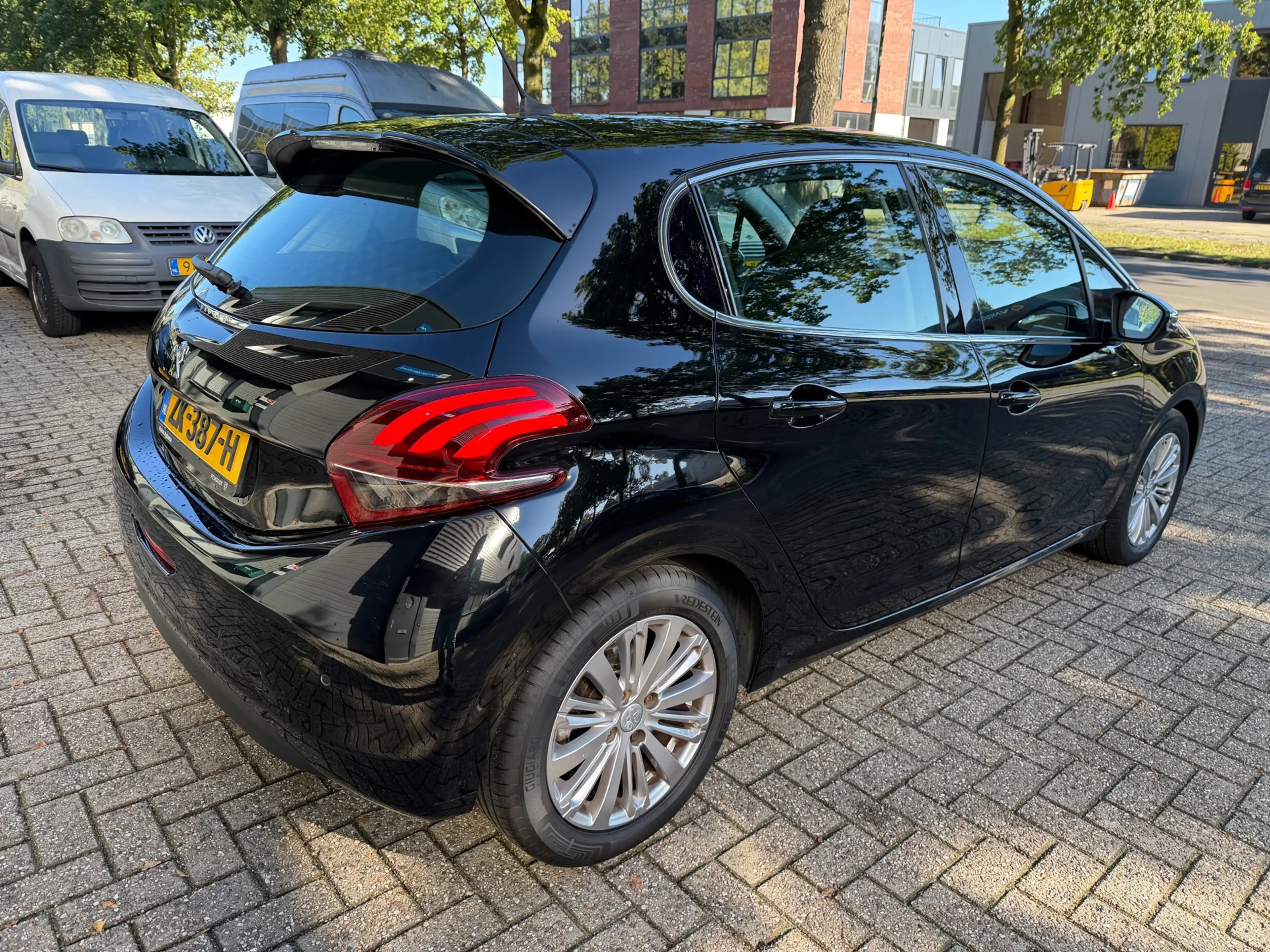 Peugeot 208 1.5 BlueHDi Blue Lease Allure — photo 5