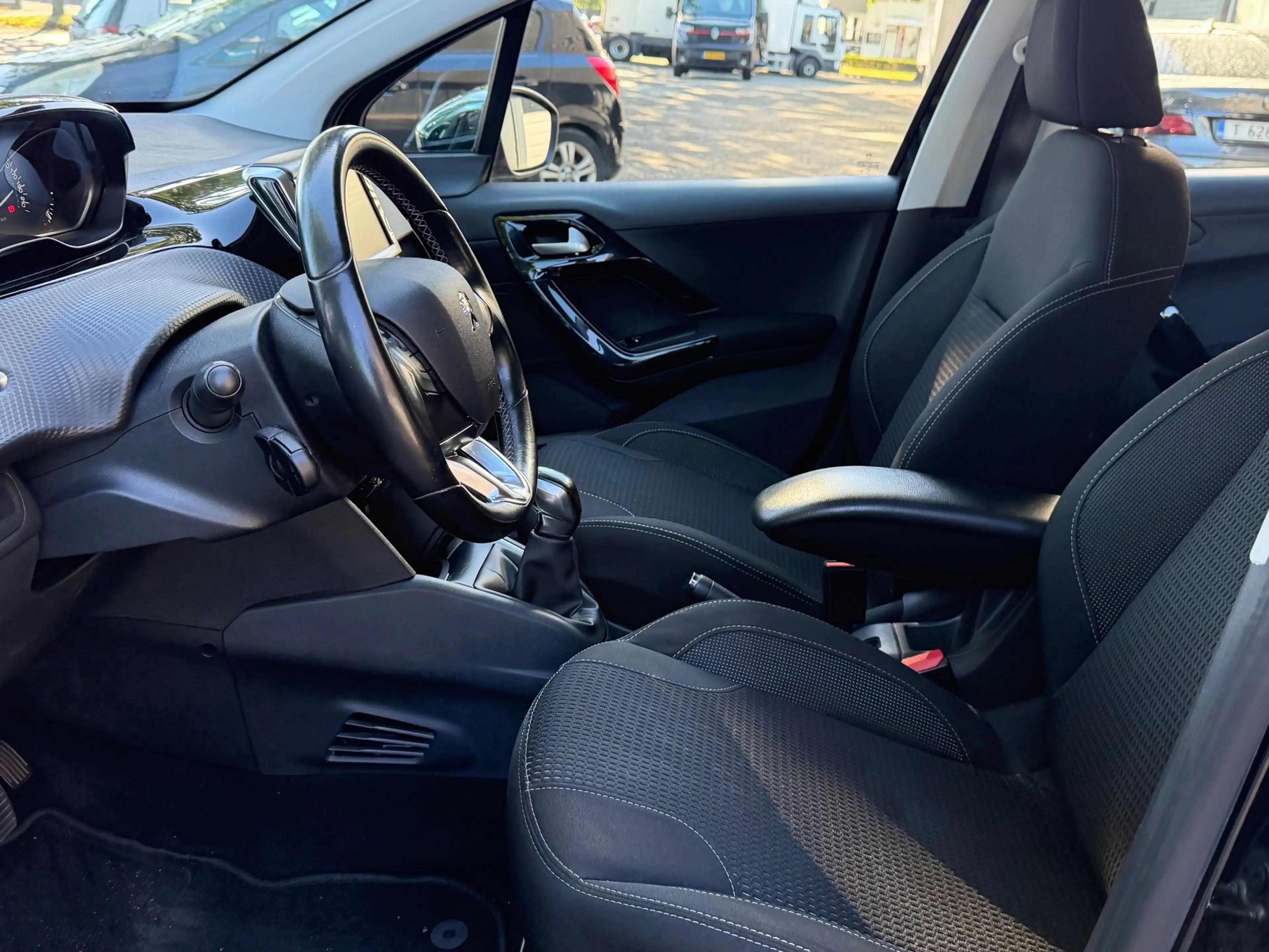 Peugeot 208 1.5 BlueHDi Blue Lease Allure — photo 14