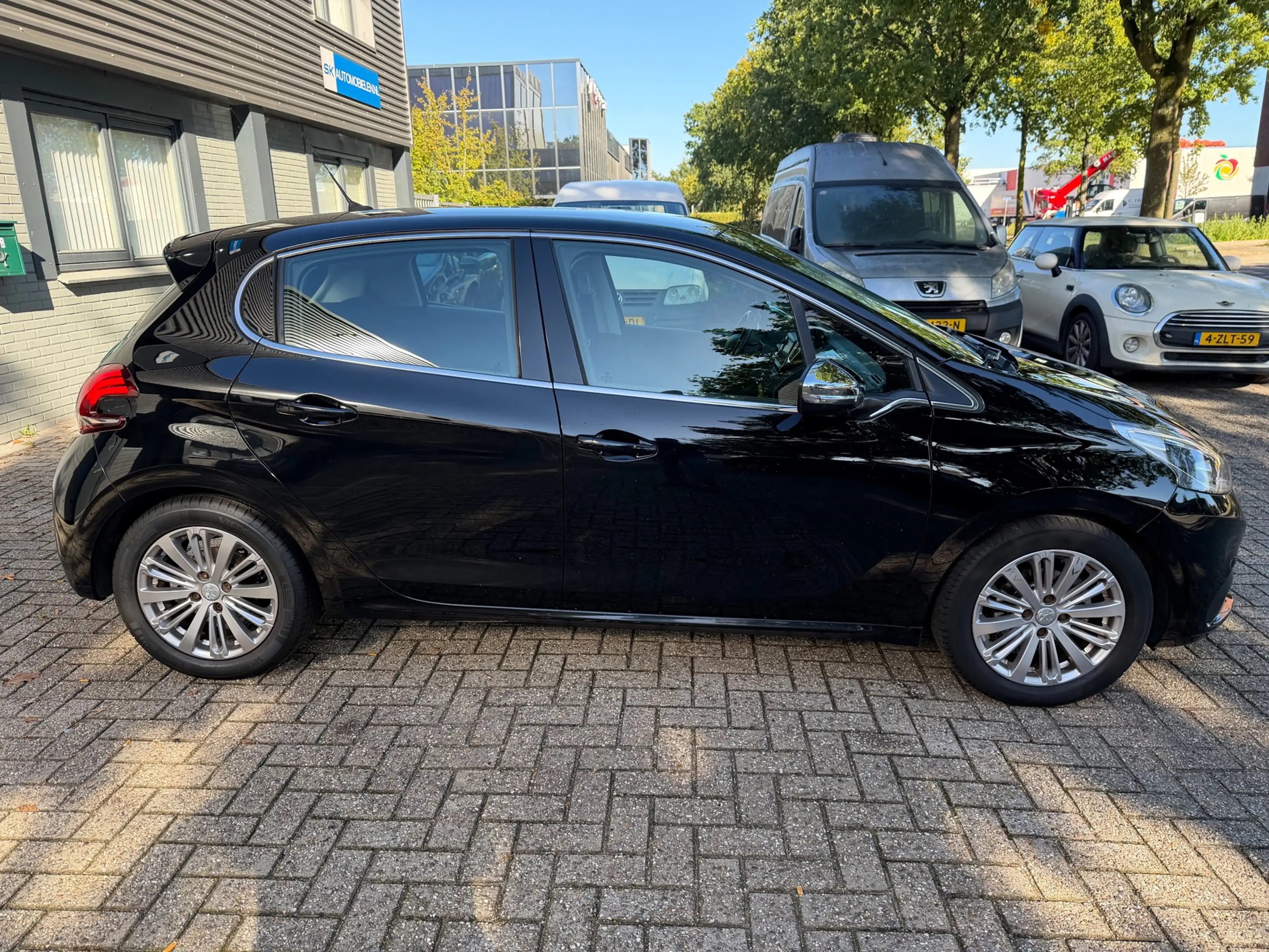 Peugeot 208 1.5 BlueHDi Blue Lease Allure — photo 6
