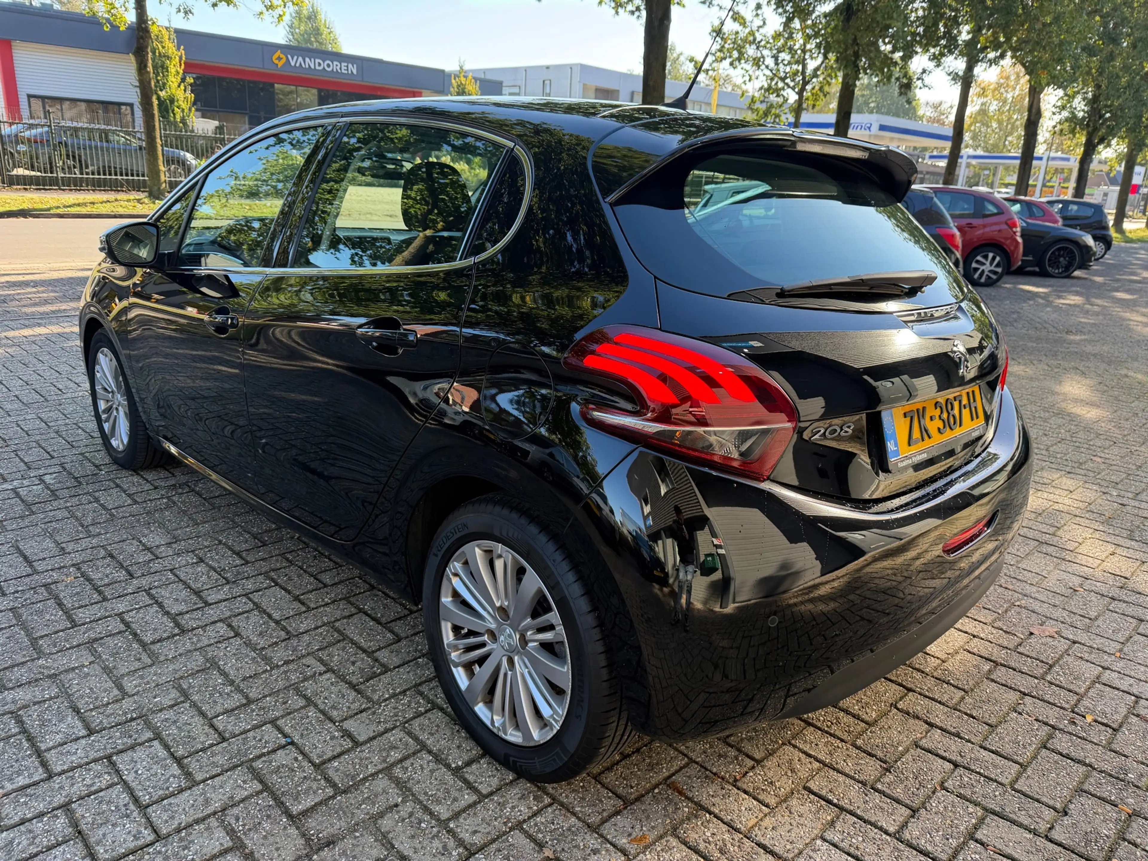 Peugeot 208 1.5 BlueHDi Blue Lease Allure — photo 3