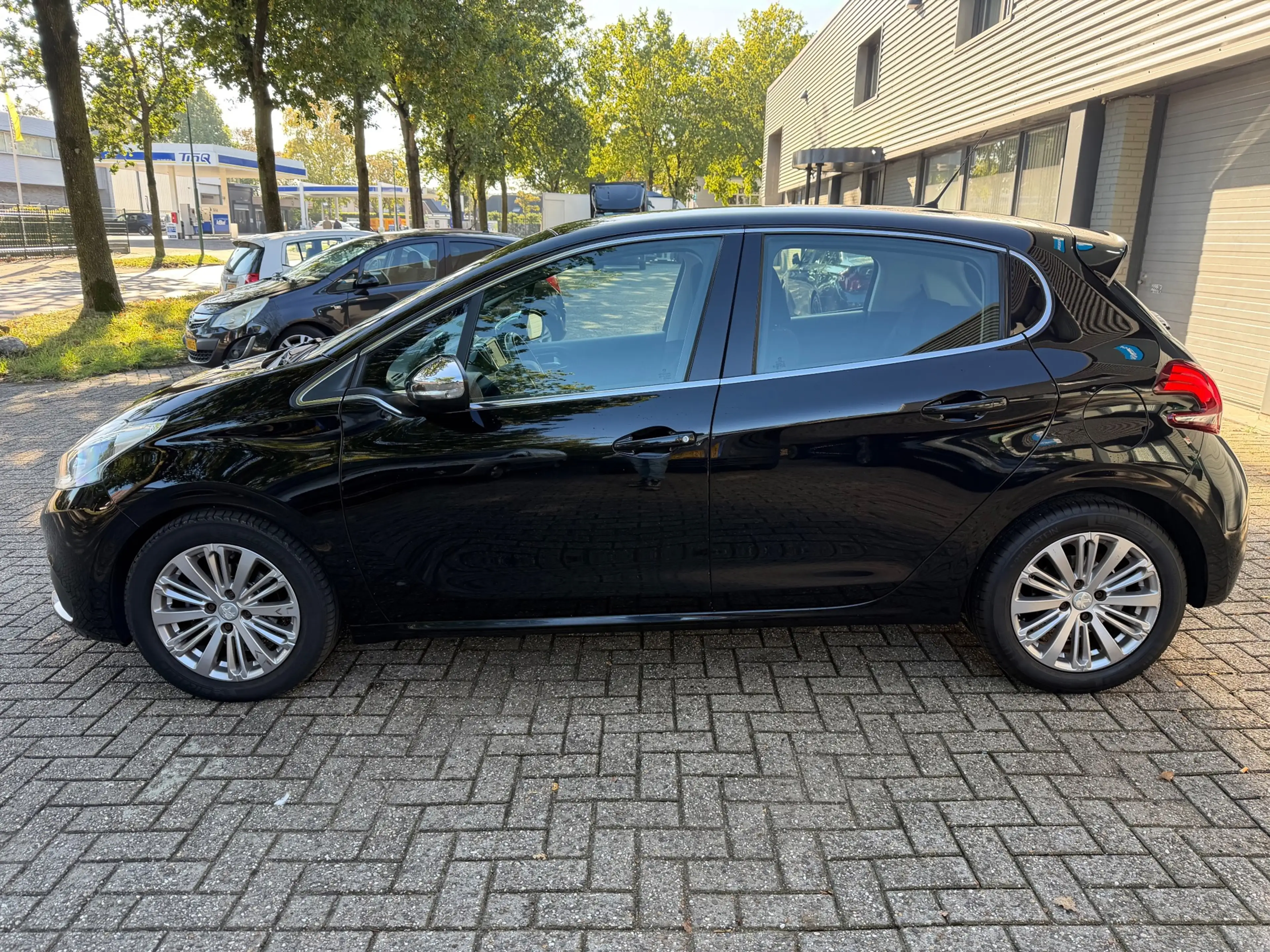 Peugeot 208 1.5 BlueHDi Blue Lease Allure — photo 2
