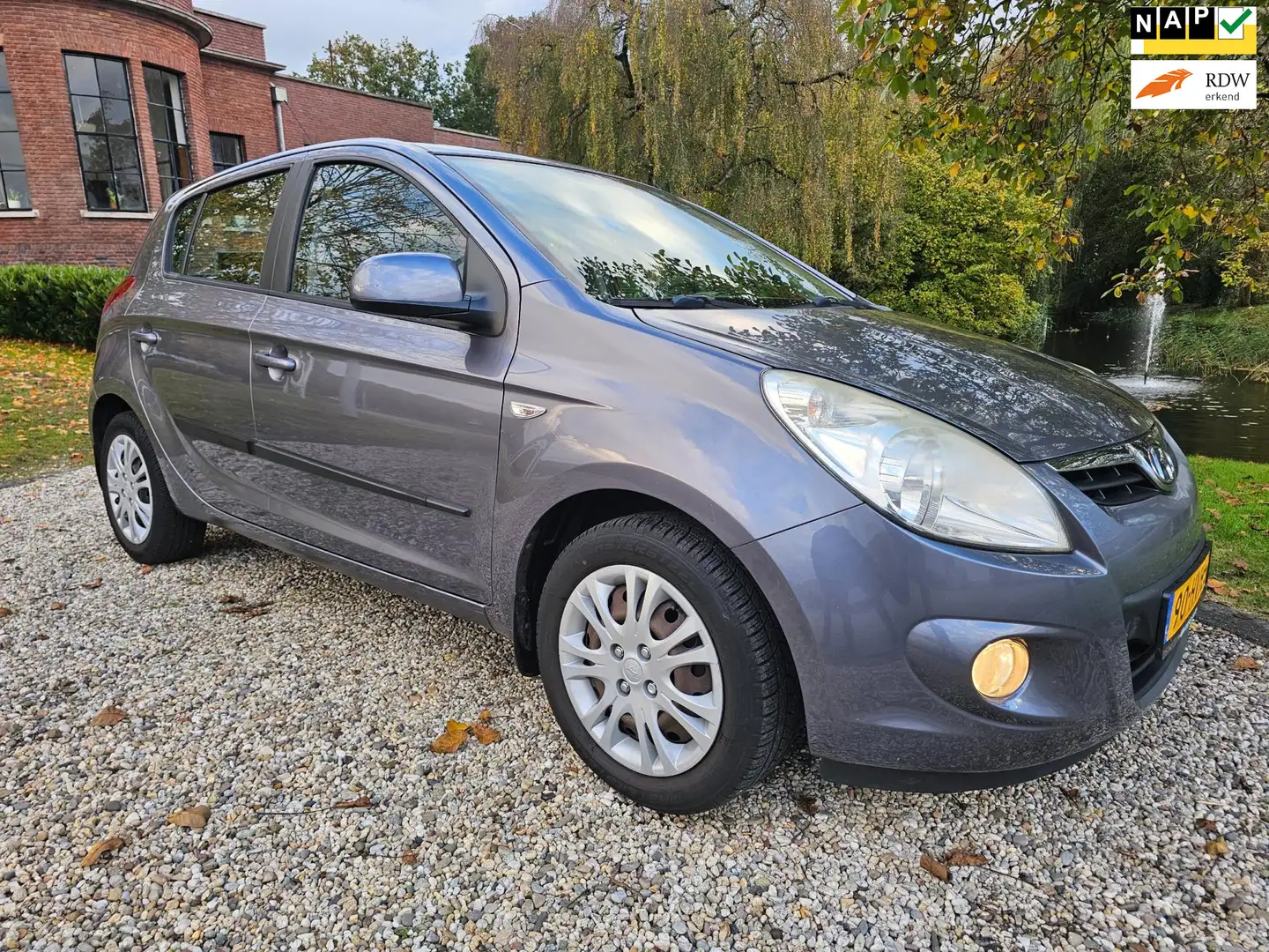 Hyundai i20 1.4i DynamicVersion AIRCO *apk:10-2026* Grau - 1