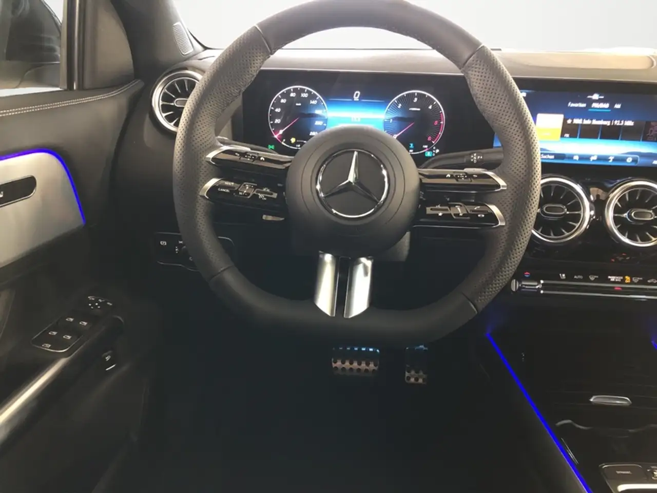 Mercedes-Benz GLA 200 d 4m AMG NIGHT PANO AHK DISTRONIC 20-ZO 16