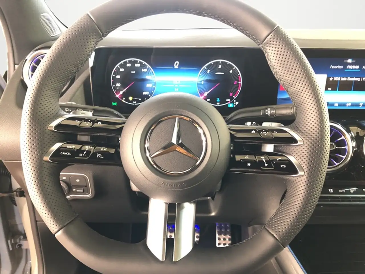 Mercedes-Benz GLA 200 d 4m AMG NIGHT PANO AHK DISTRONIC 20-ZO 14