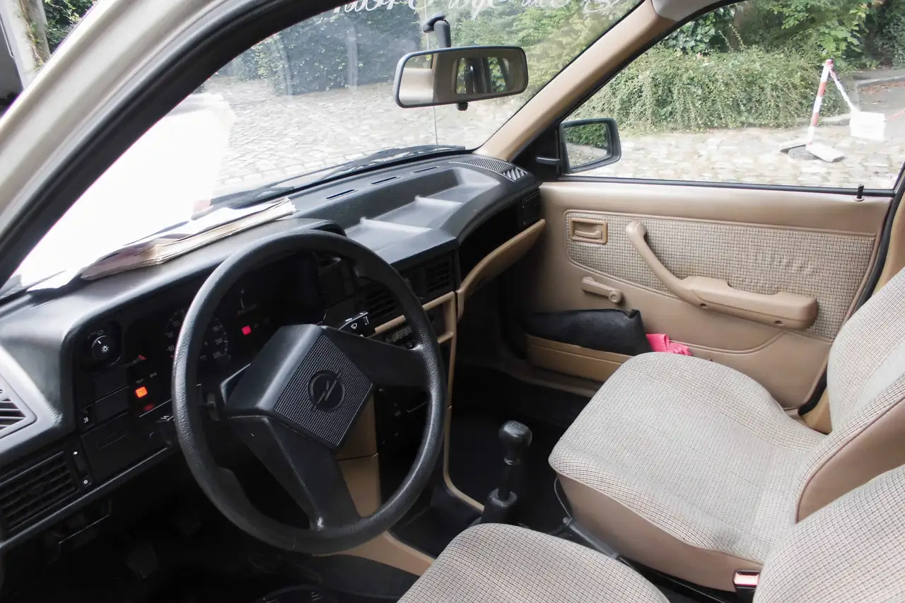Opel Kadett e GL limousine, foto 3