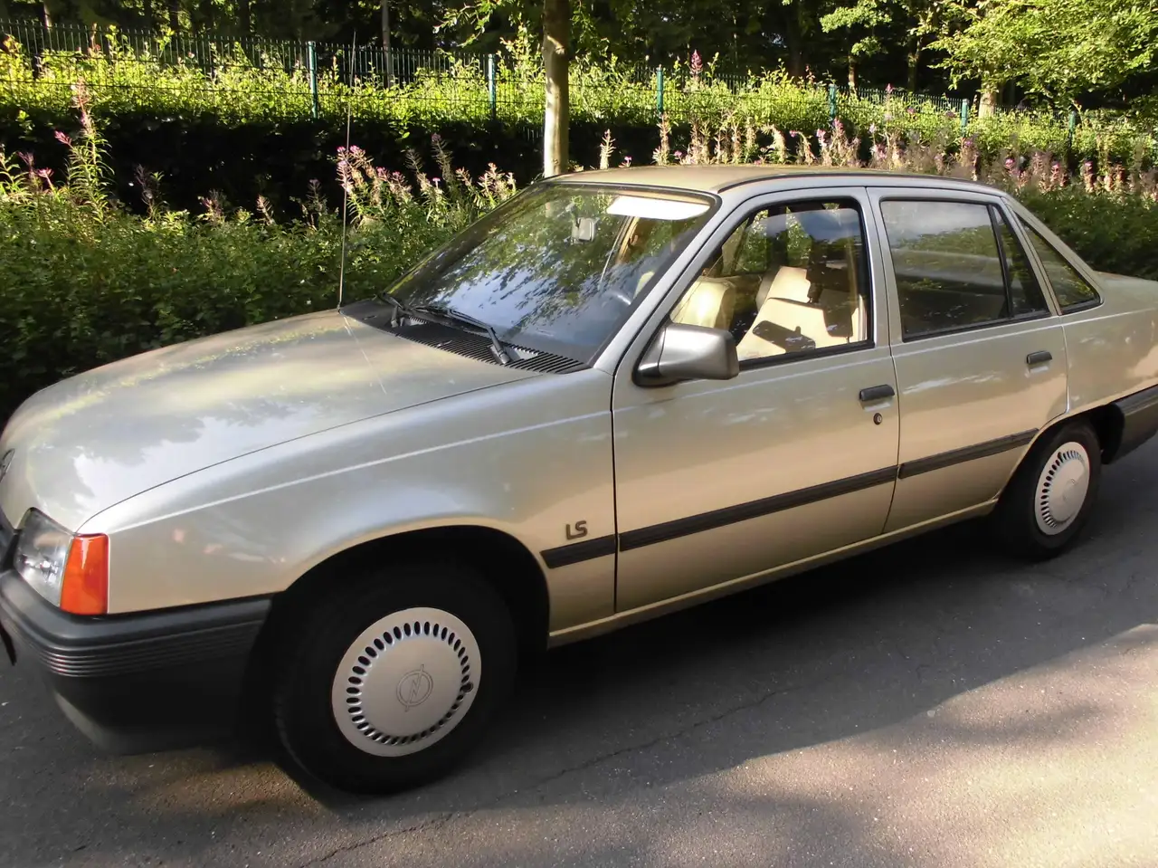 Opel Kadett e GL limousine, foto 2