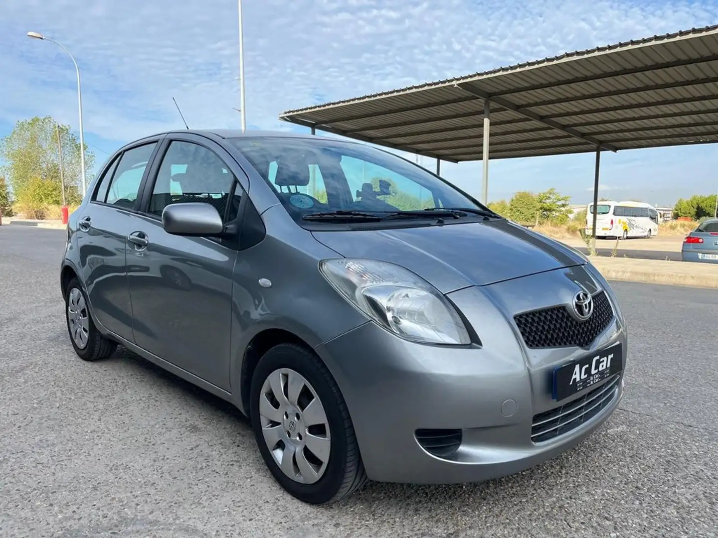 Toyota Yaris 1.3 VVT-i Gris - 2