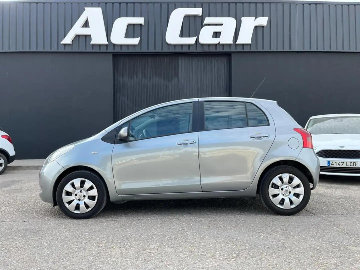 Toyota Yaris 1.3 VVT-i Gris - 1