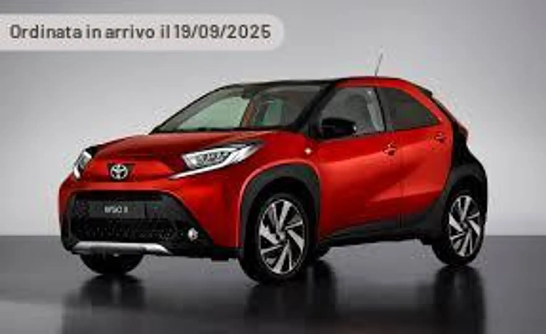 Toyota Aygo X 1.0 VVT-i 72 CV 5 porte Active srebrna - 2
