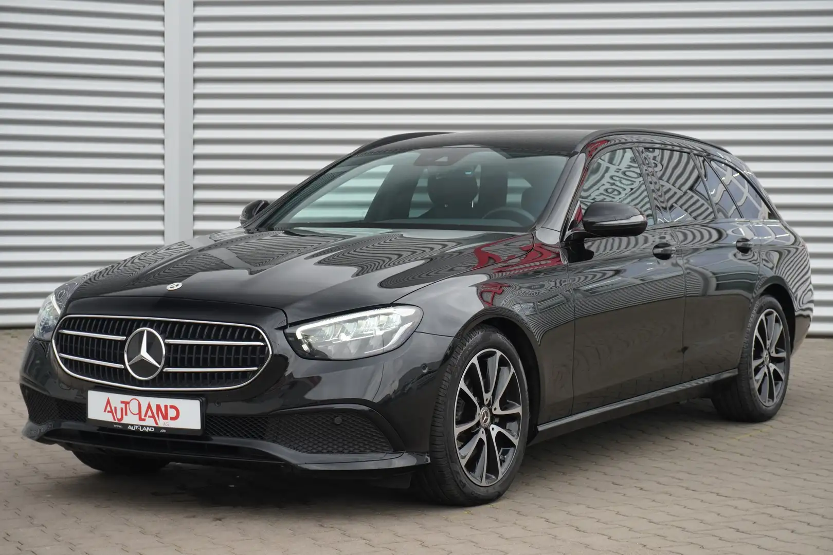 Mercedes-Benz E 200 E220d T Avantgarde LED Navi ACC AHK Kamera DAB Schwarz - 2