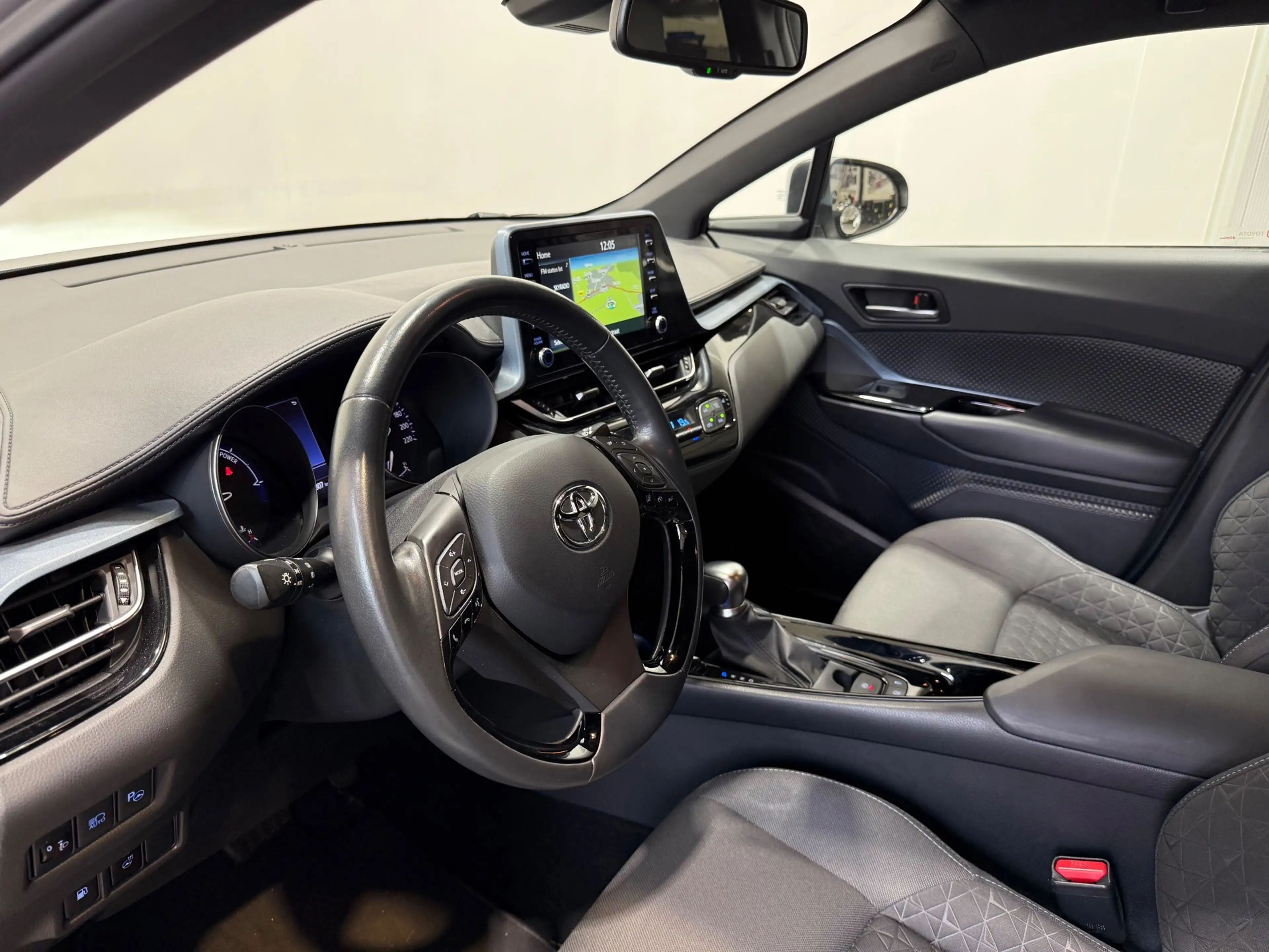 Toyota C-HR 2.0 Hybrid Business Plus — photo 15