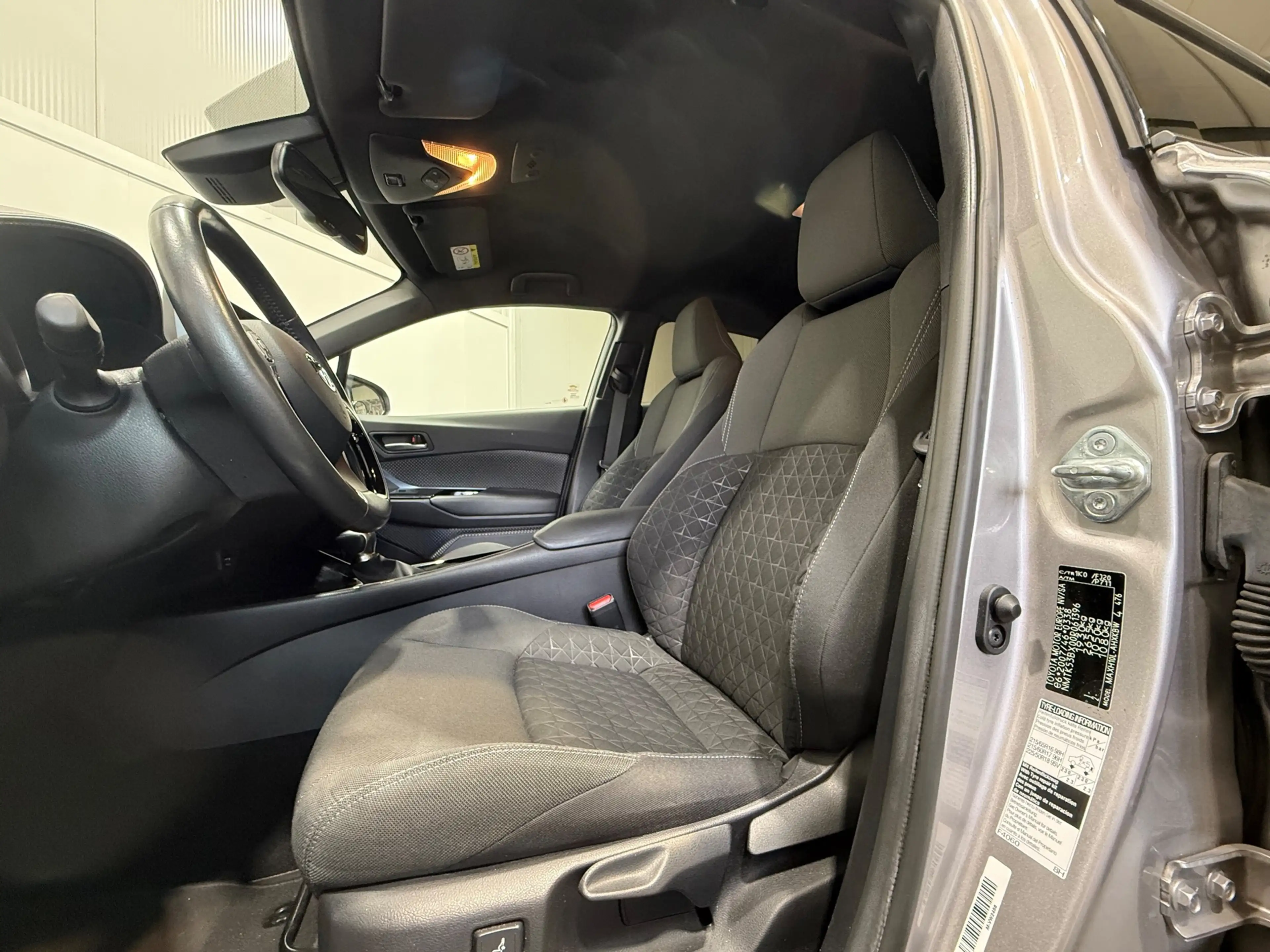 Toyota C-HR 2.0 Hybrid Business Plus — photo 17