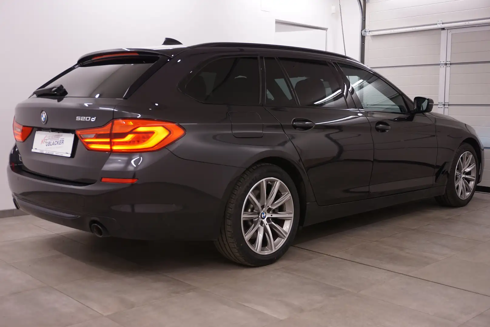 BMW 520 d Sport Line // Abstandstempomat// Panoramadach // Grau - 2