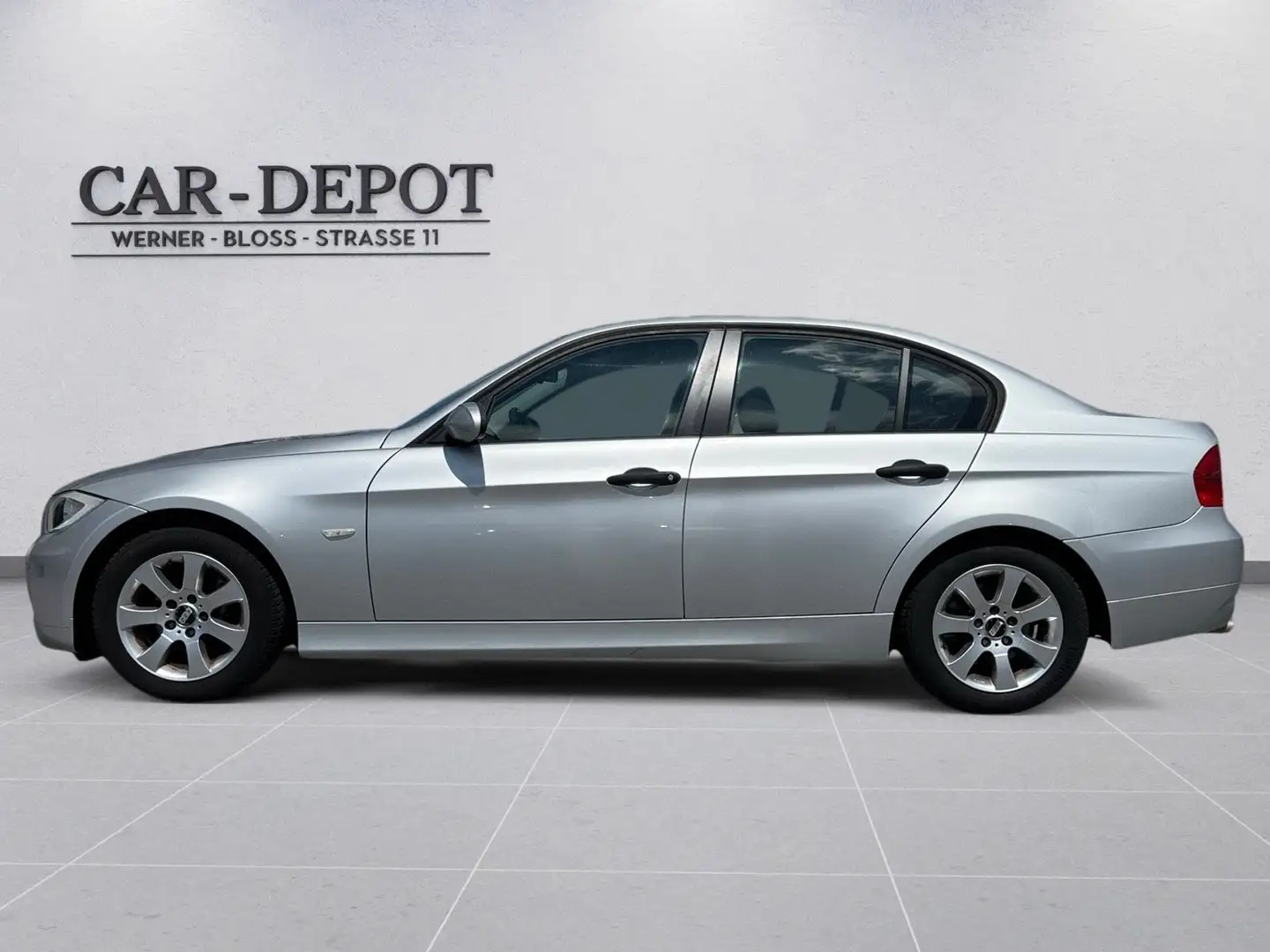 BMW 320 Baureihe 3 Lim. 320i*KLIMAAUT.*PDC*SHZ*AUX* srebrna - 2
