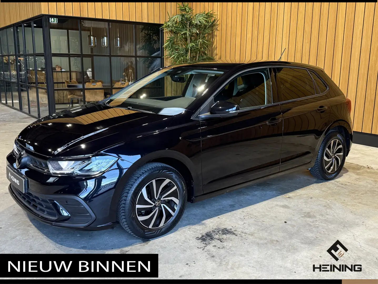 Volkswagen Polo 1.0 TSI Life 96 PK. Navi. Apple-carplay. Hollandse Zwart - 1