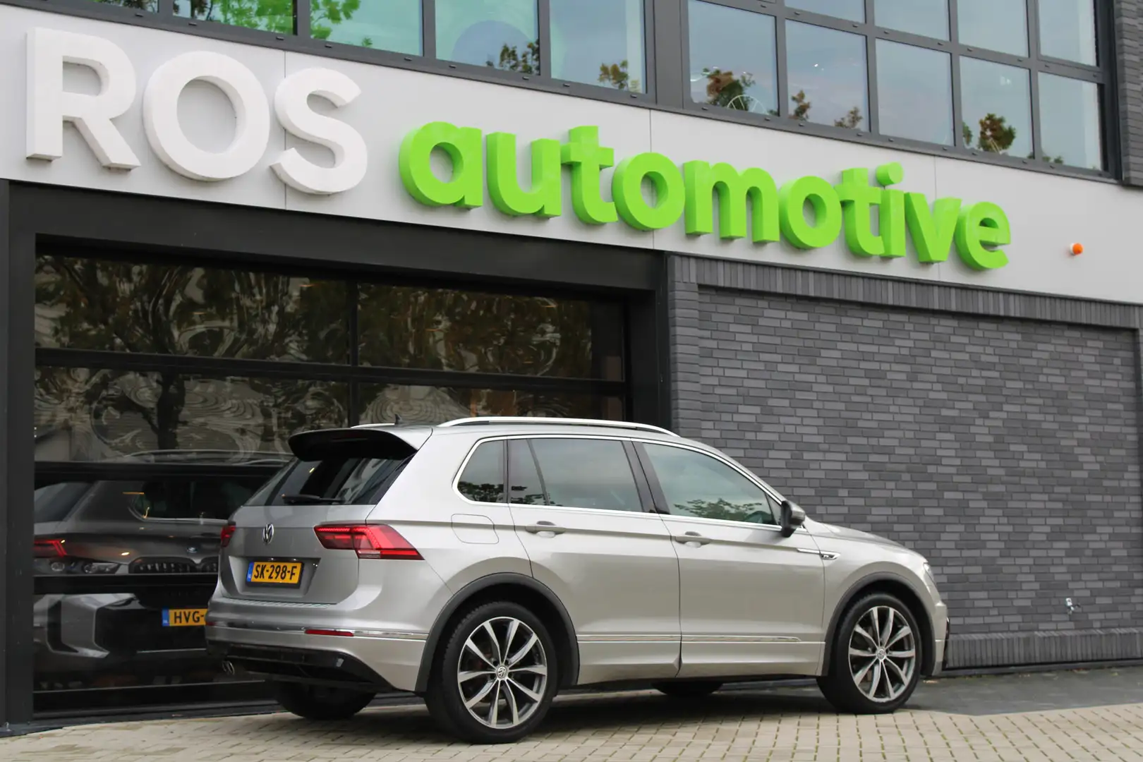 Volkswagen Tiguan 1.4 TSI ACT Comfortline Business | NAP! | R-LINE | Grijs - 2