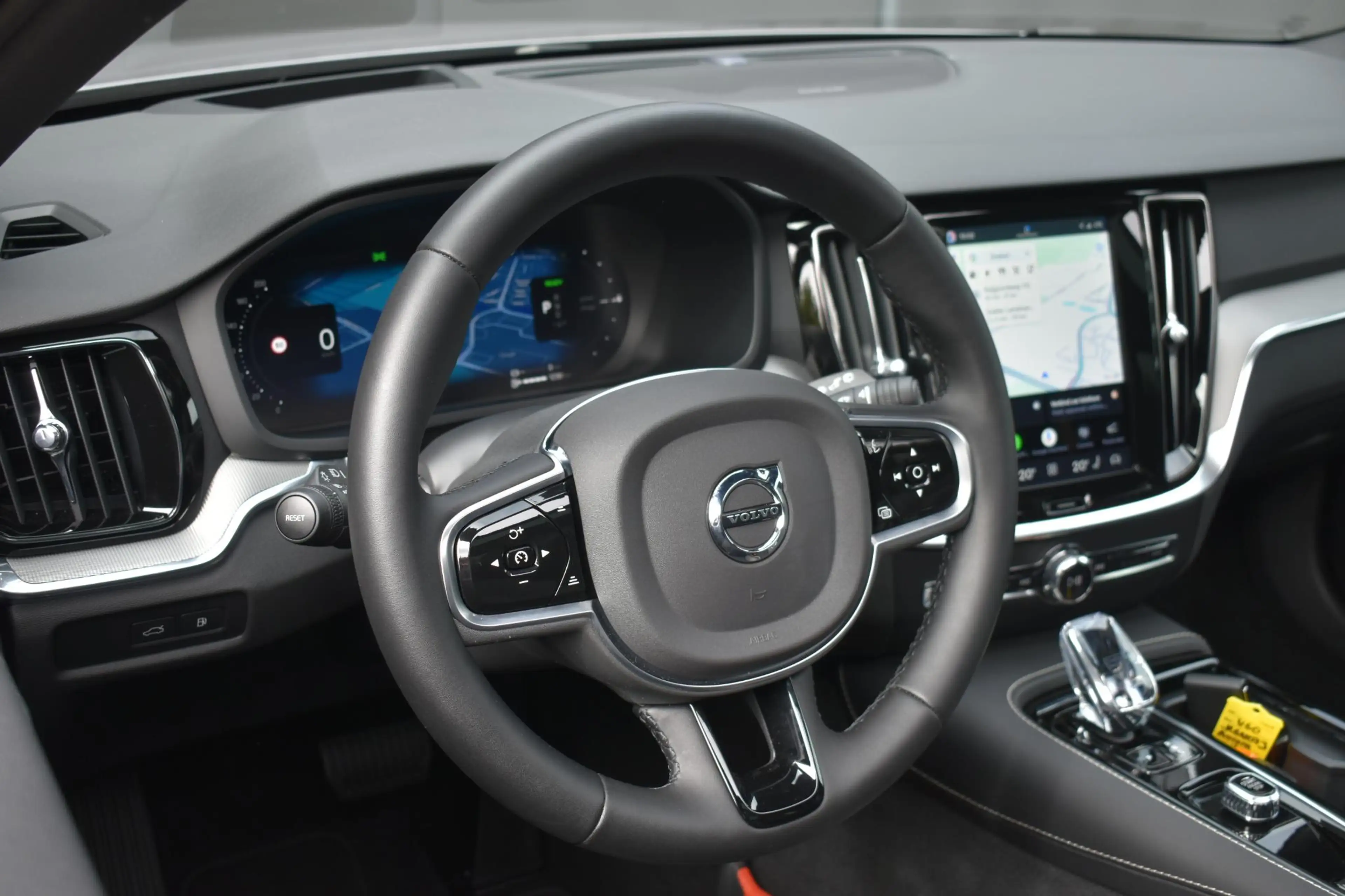 Volvo V60 T8 Plug-in hybrid AWD Plus Dark | Panoramadak | Tr — photo 3