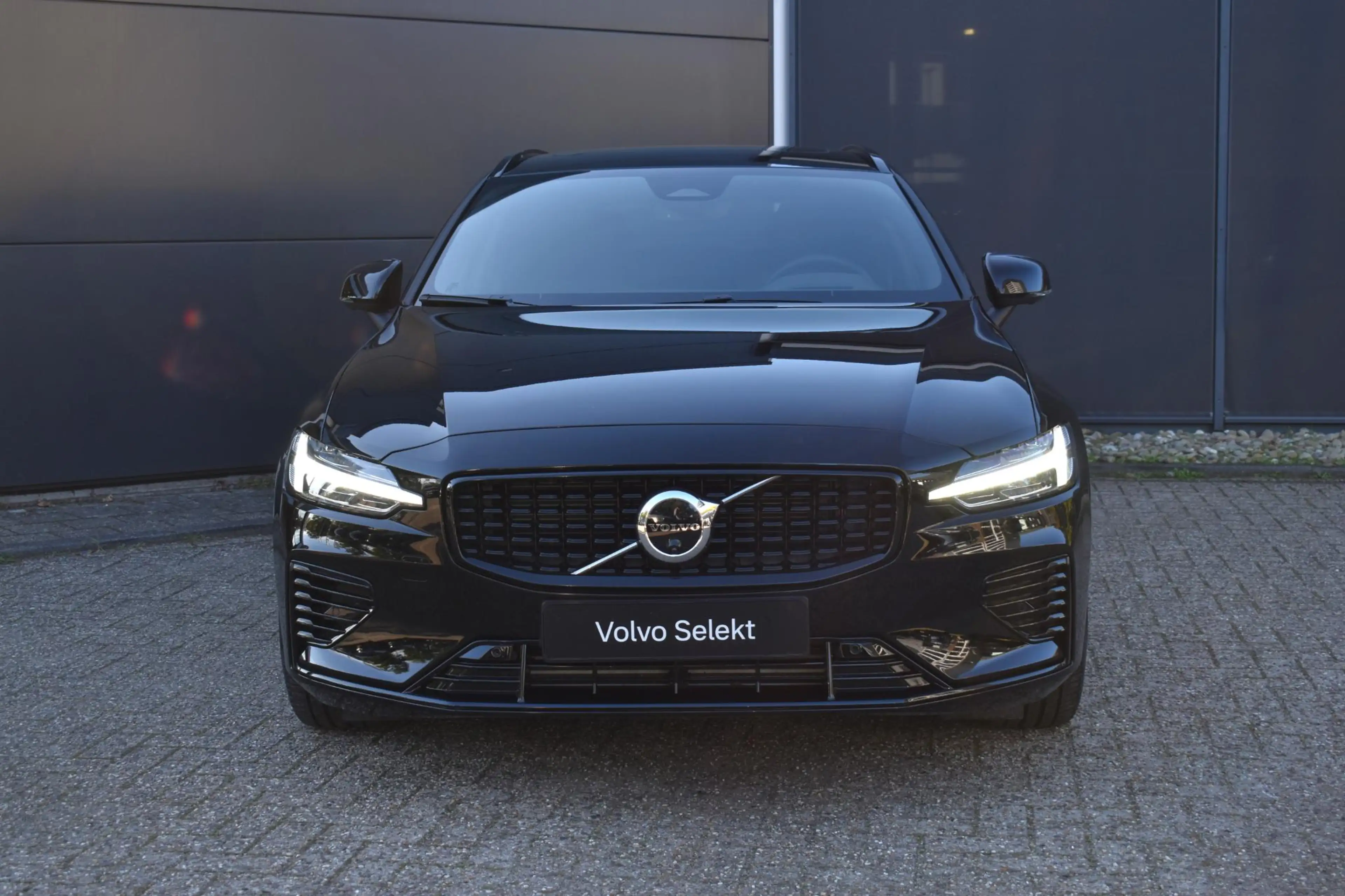 Volvo V60 T8 Plug-in hybrid AWD Plus Dark | Panoramadak | Tr — photo 4