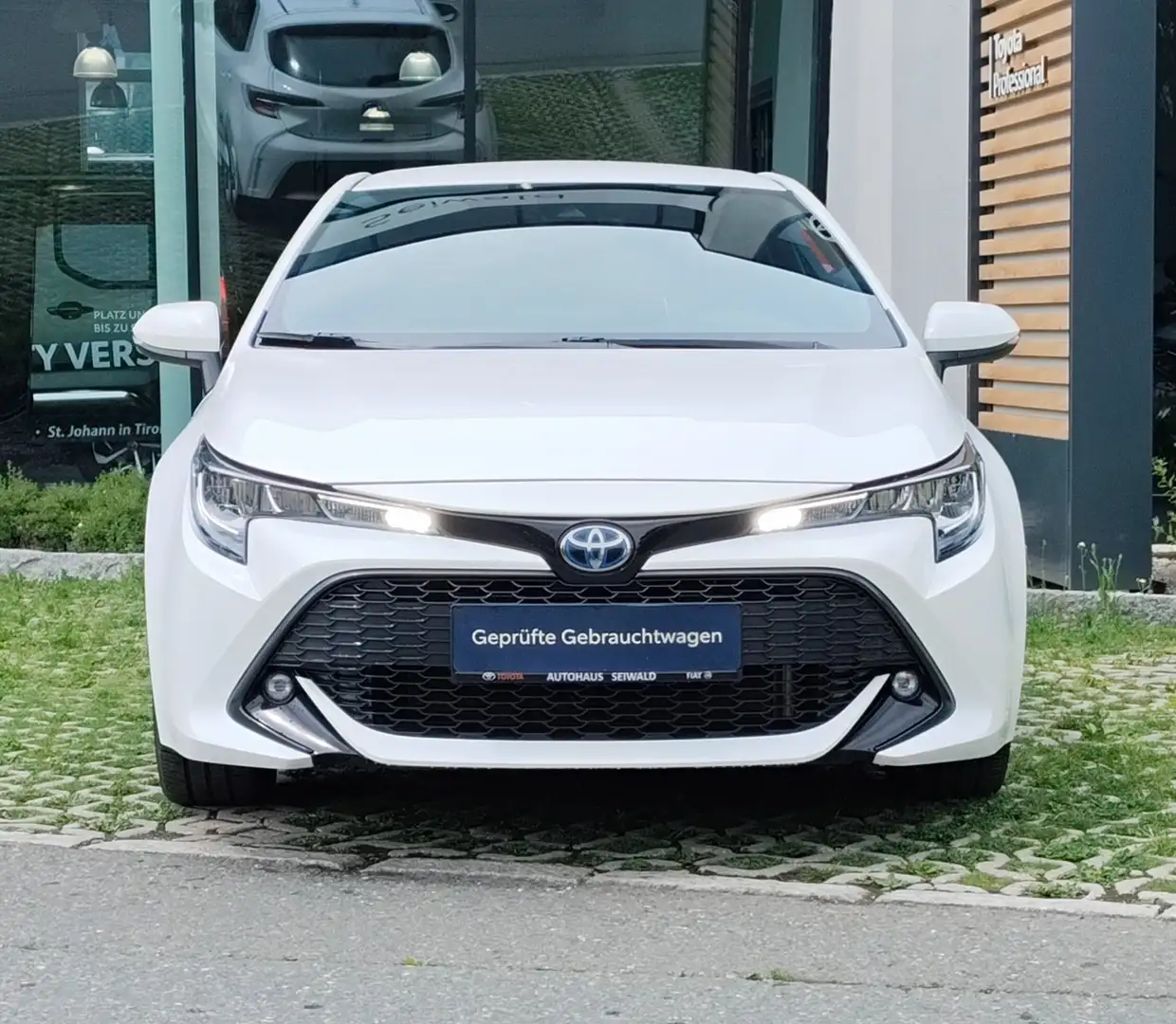 Toyota Corolla Corolla Kombi 1,8 Hybrid Active Active Weiß - 2