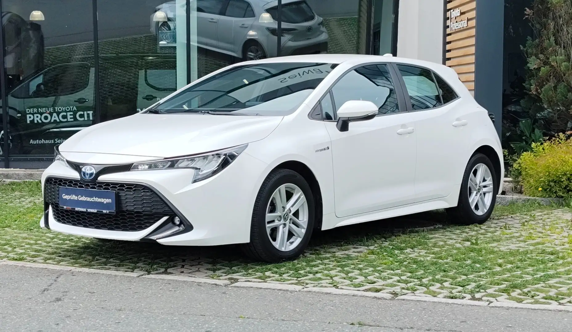 Toyota Corolla Corolla Kombi 1,8 Hybrid Active Active Weiß - 1