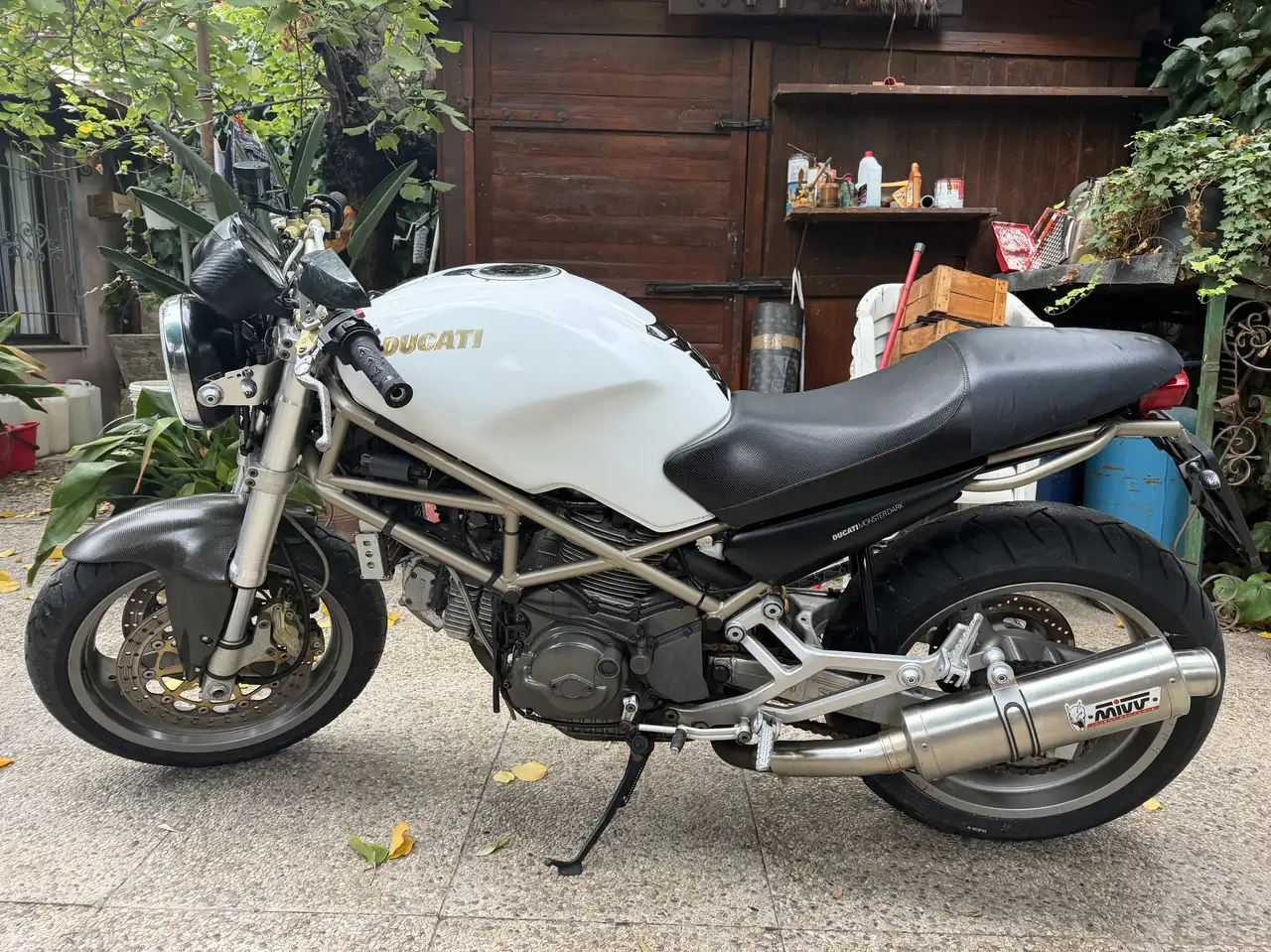 Ducati Monster 900