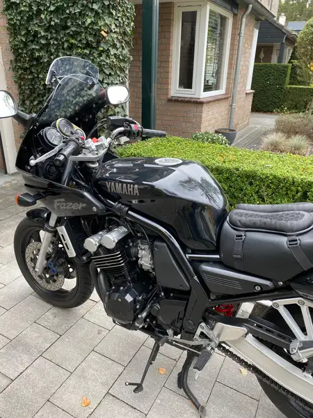 Yamaha FZR 600 - foto 2