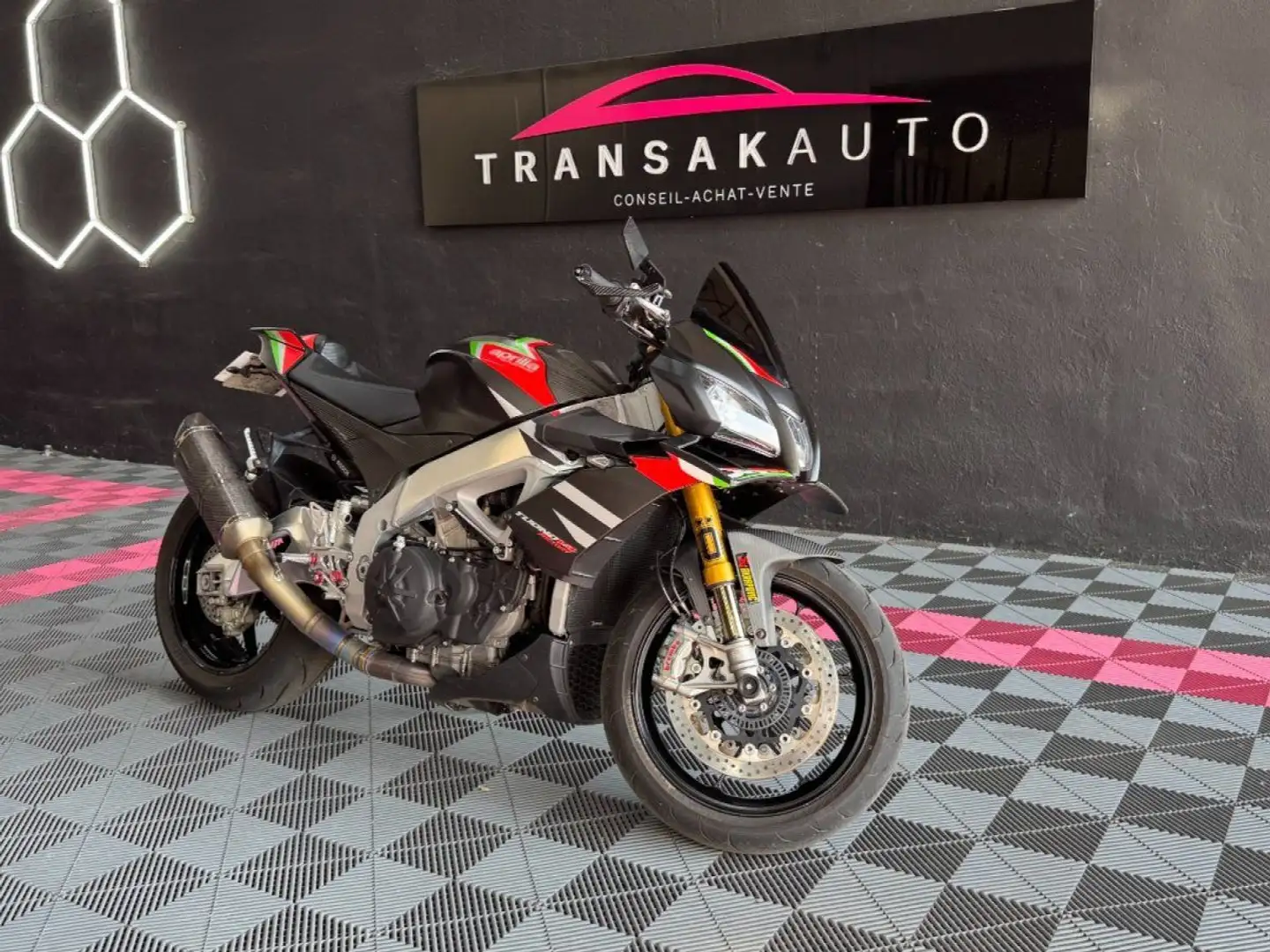 Aprilia Tuono 1100cc FACTORY ~ Échappement akrapovic ~ Support de plaque court ~ Régulateur de vitesse ~ Brembo ~ Öhlins ~ Černá - 1